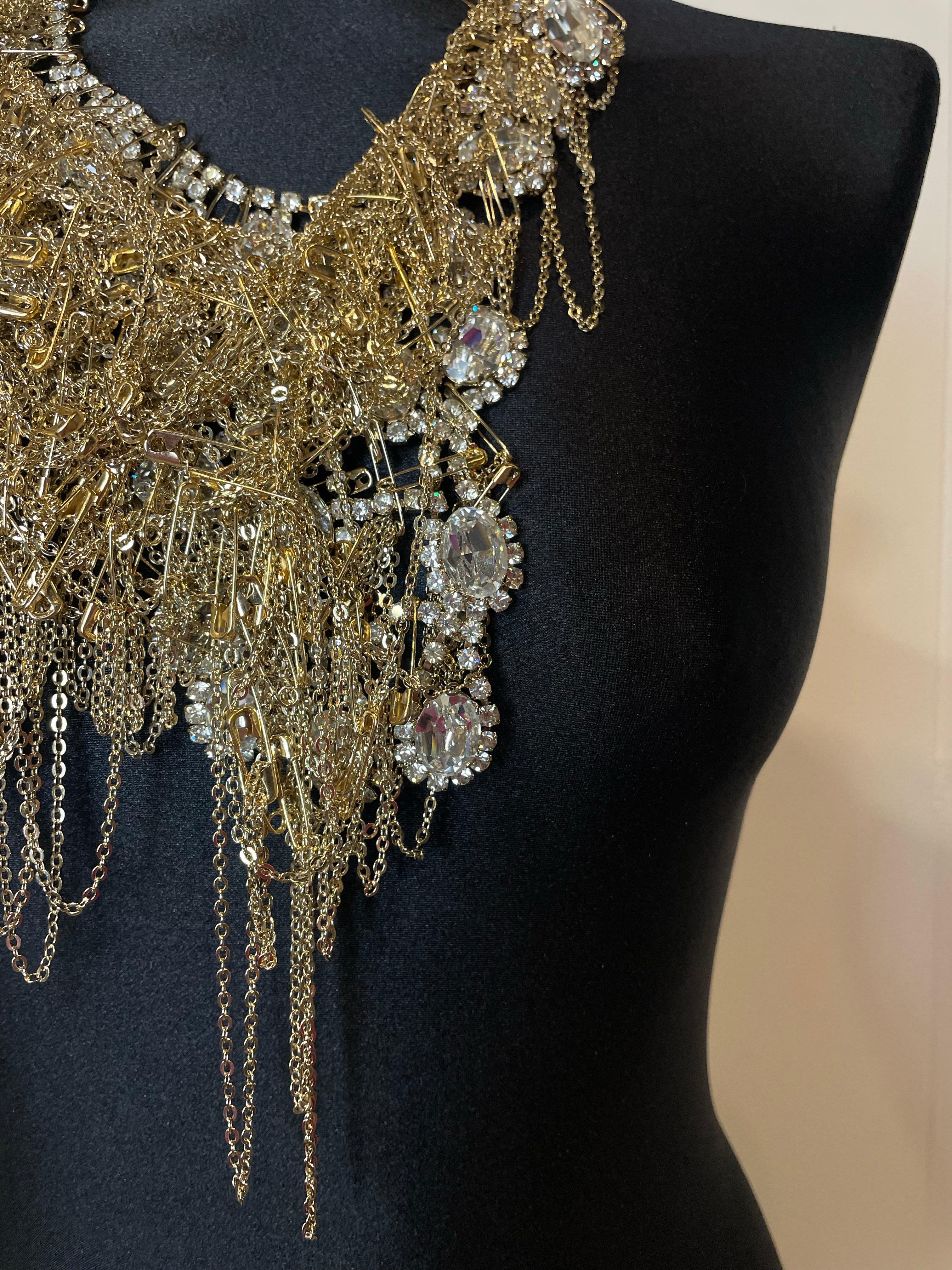 Nero Collana Richmond Statement in metallo dorato in vendita