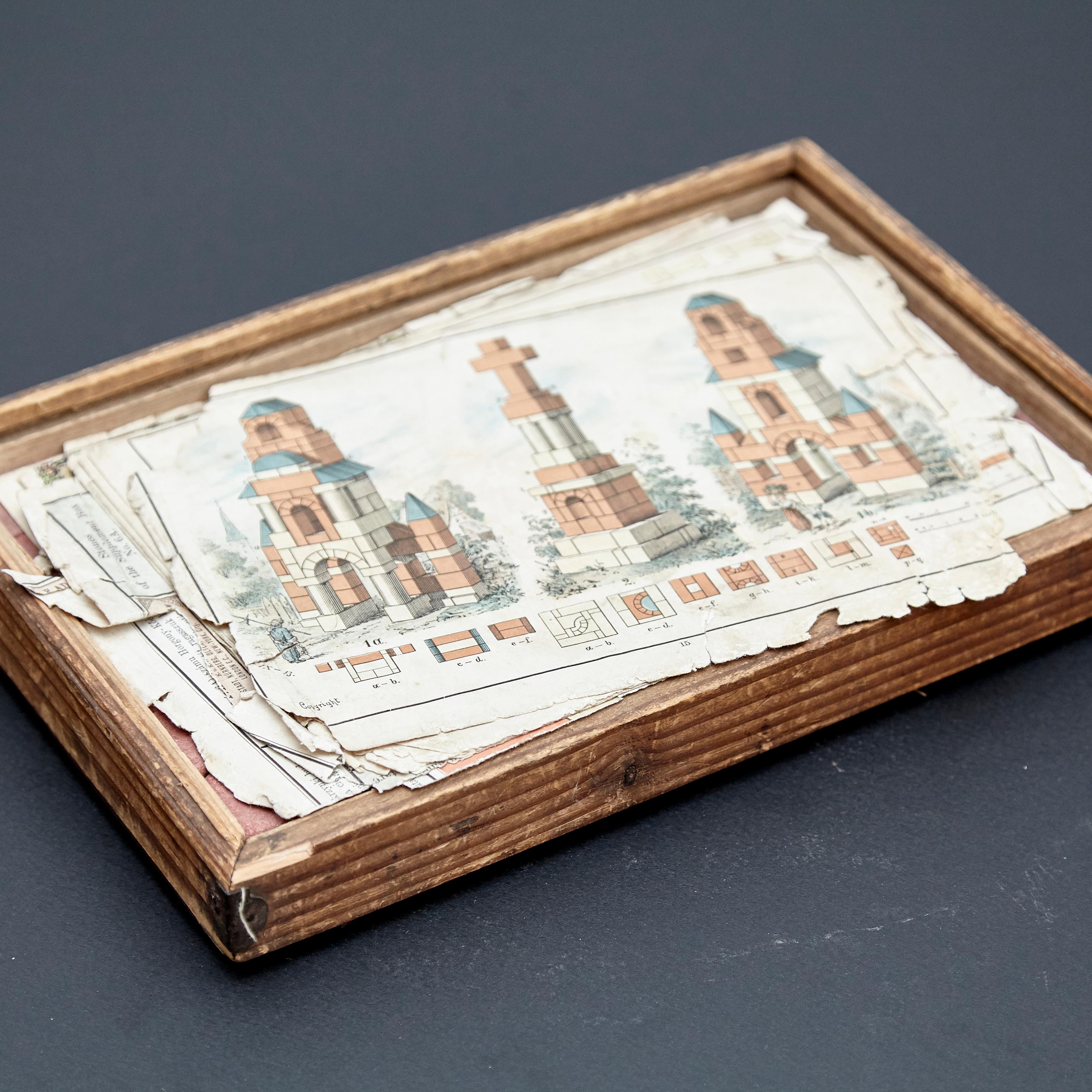 Richters German Anchor blocks building toys / Der Geschickte Baumeister 
Fabriqué à Rudolstadt, Allemagne, vers 1900. 

Boîte en bois avec des labels en papier imprimé, des blocs de pierre et des livrets d'instruction.

En état d'origine, boîte