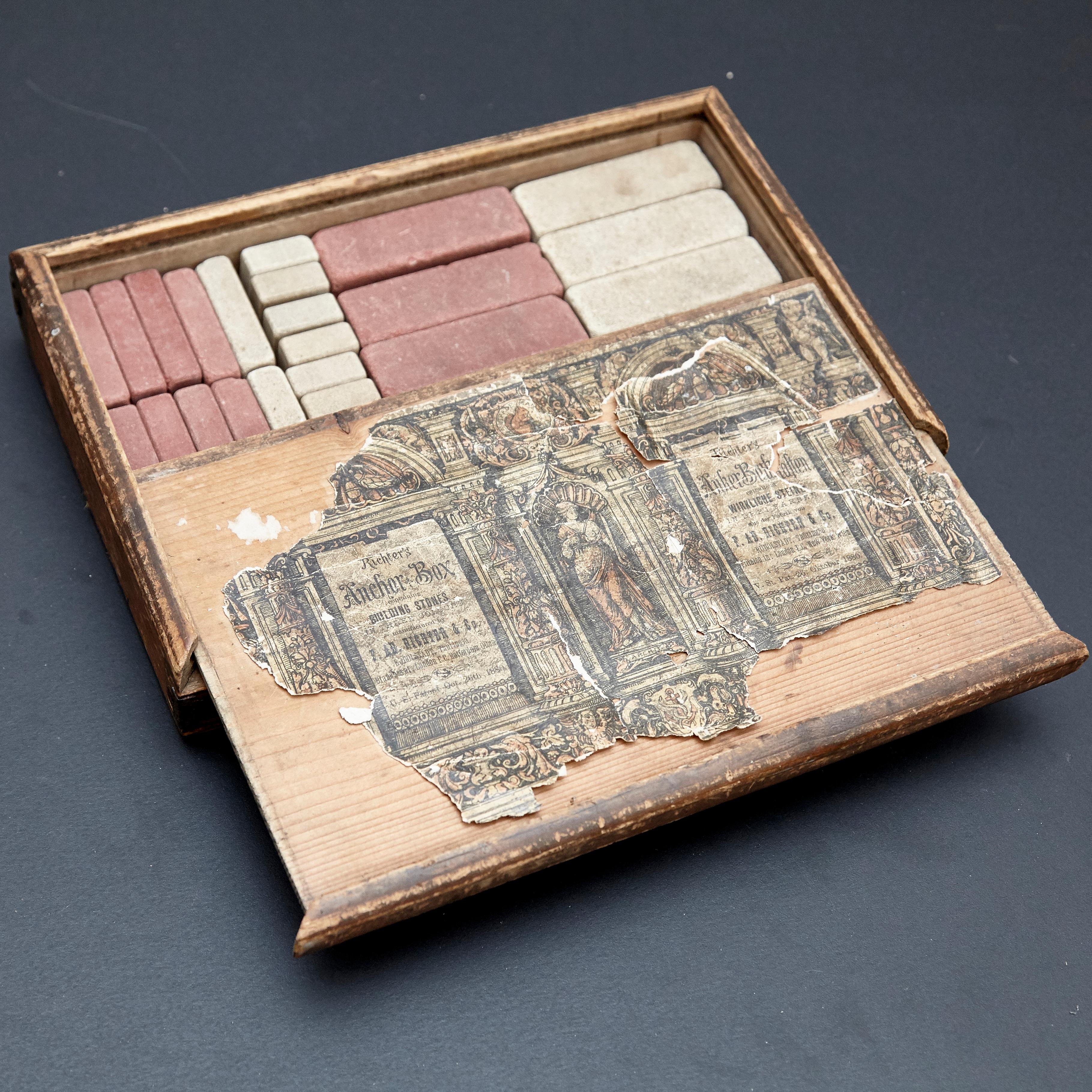 Richters Bloques de anclaje alemanes juguetes de construcción / Der Geschickte Baumeister 
Fabricado en Rudolstadt, Alemania, hacia 1900. 

Caja de madera con etiquetas de papel impreso, bloques de piedra y folletos de instrucciones.

En estado