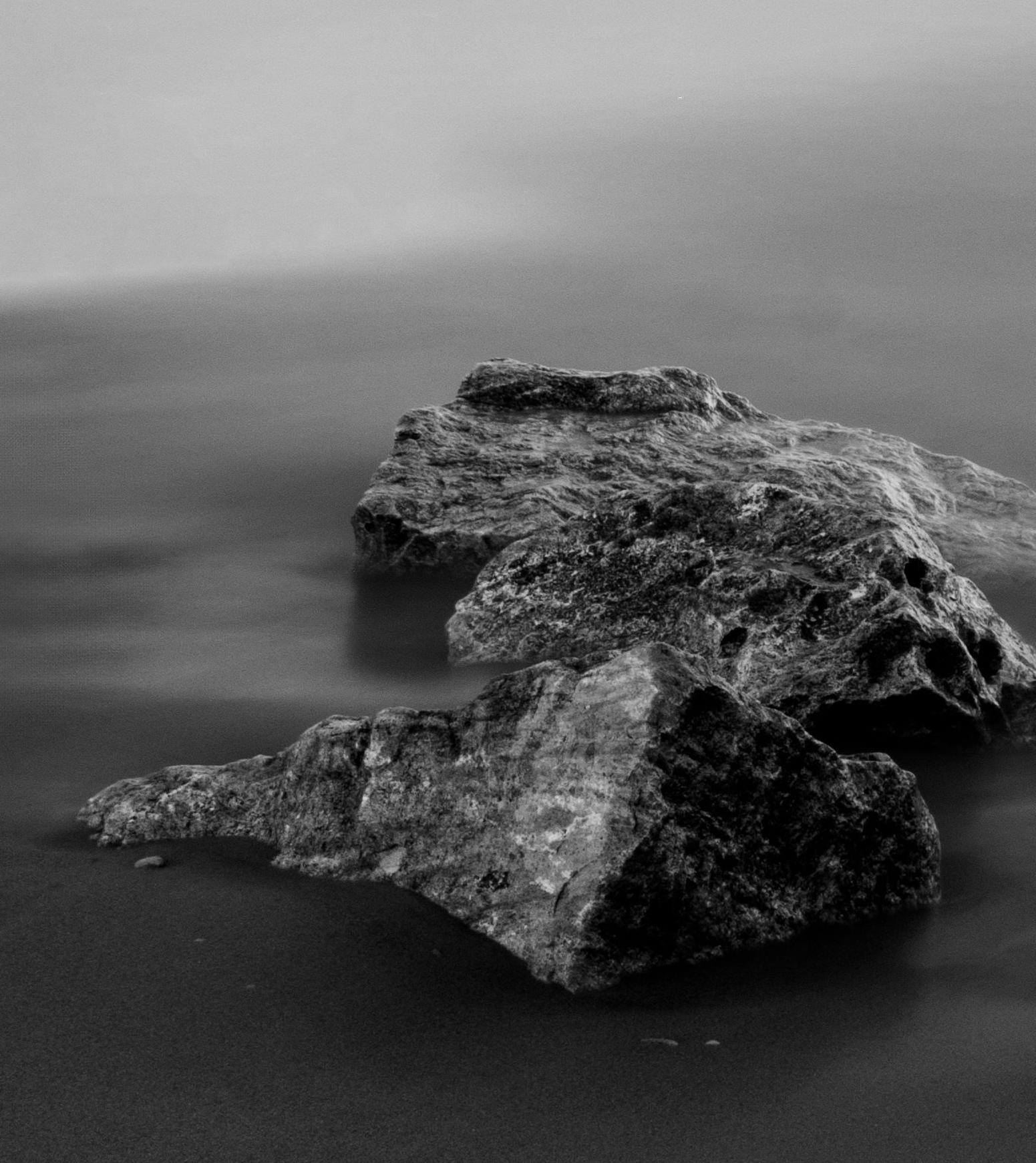 « Rocks in Shallow Water », impression pigmentaire d'archives signée - Contemporain Photograph par Rick Bogacz