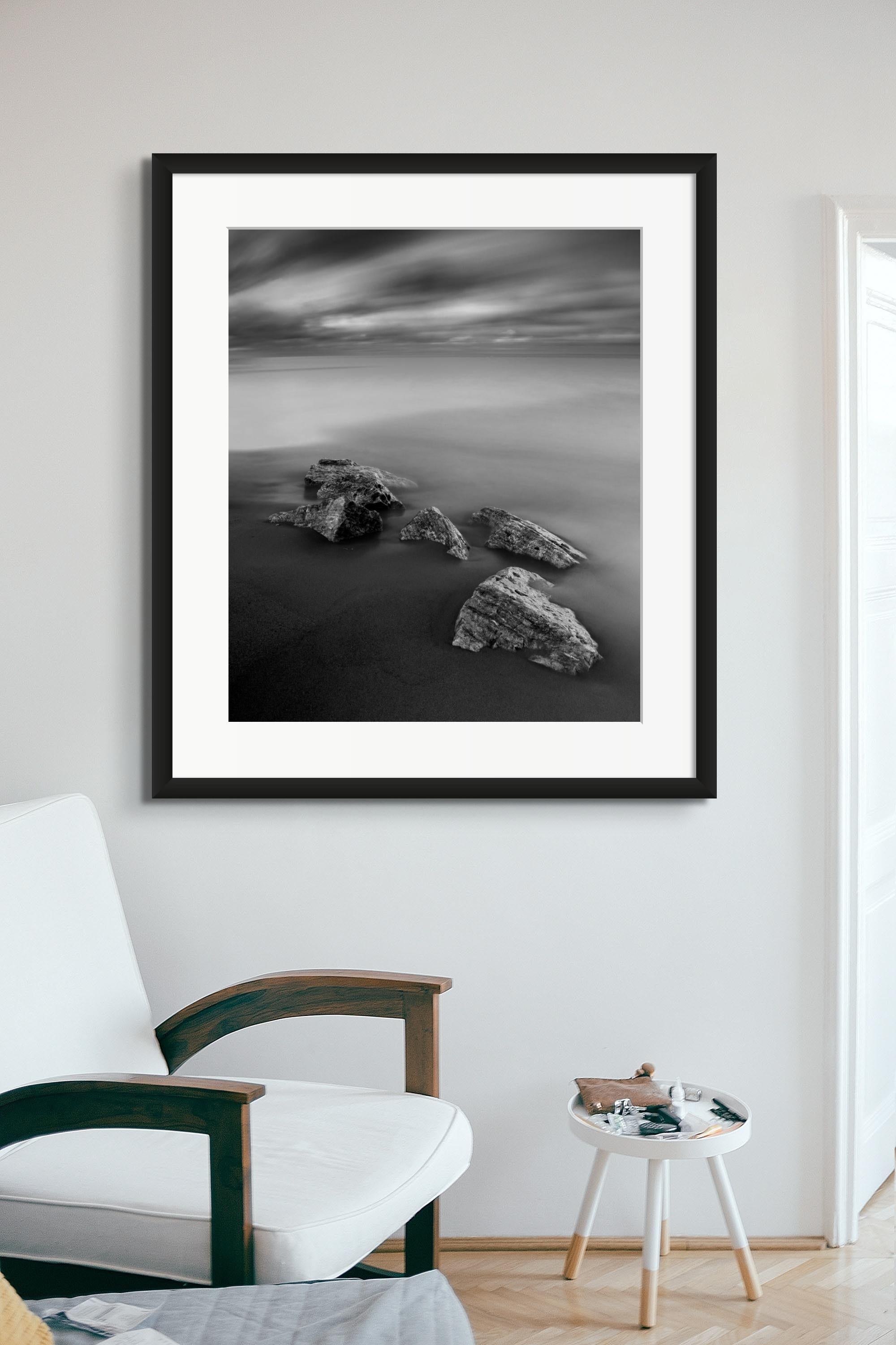 « Rocks in Shallow Water », impression pigmentaire d'archives signée - Photograph de Rick Bogacz