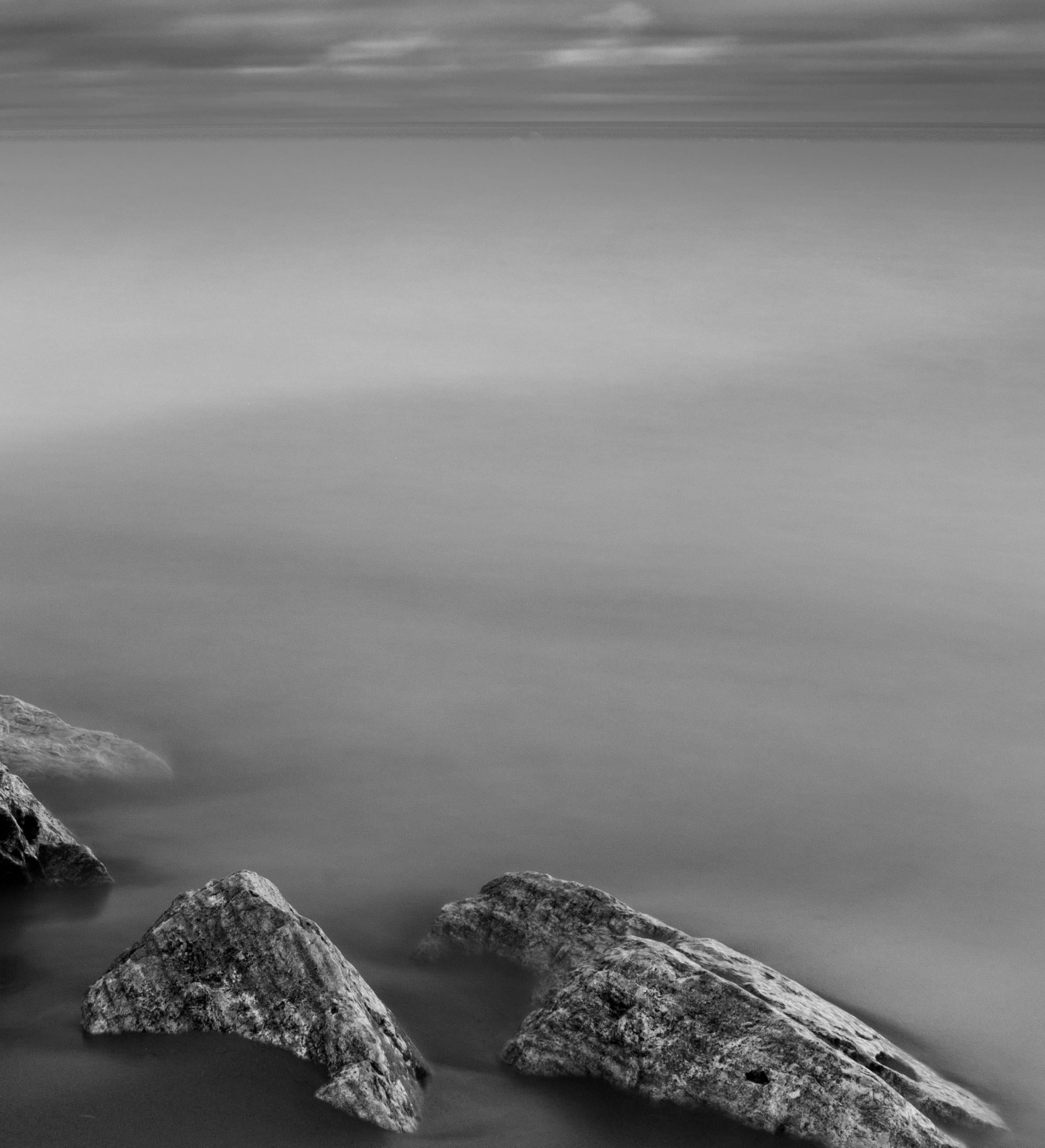 « Rocks in Shallow Water », impression pigmentaire d'archives signée - Noir Black and White Photograph par Rick Bogacz