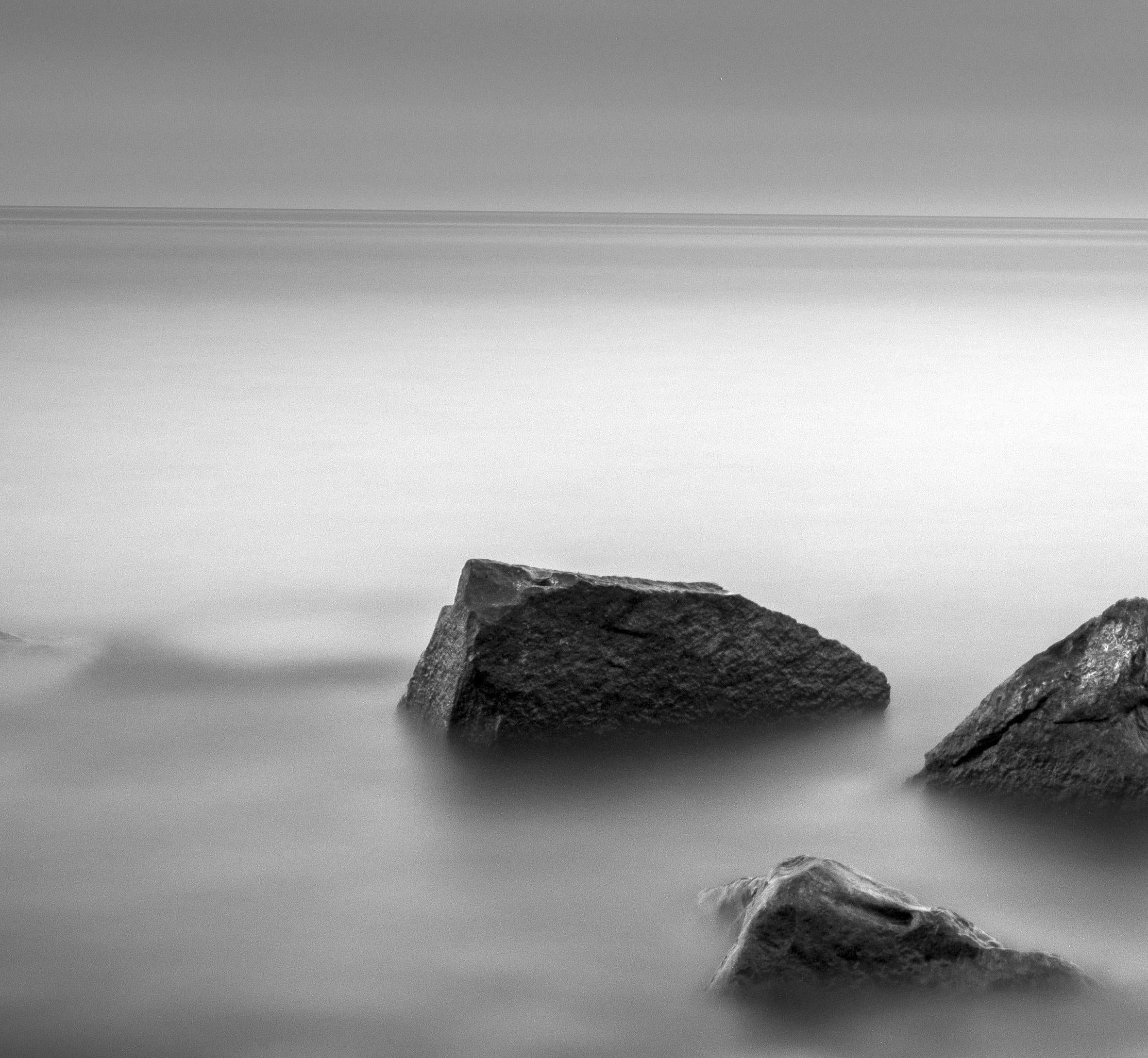 „Rocks in the Water, Lakeside Park“, signierter archivtauglicher Pigmentdruck (Zeitgenössisch), Photograph, von Rick Bogacz