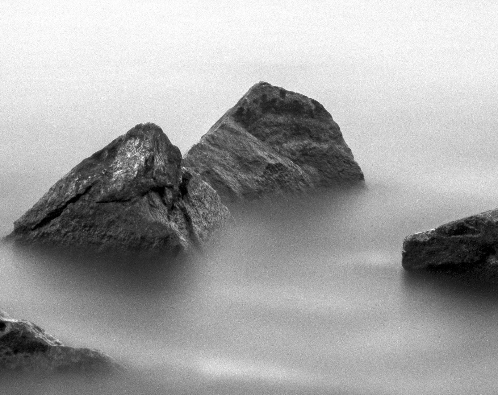 „Rocks in the Water, Lakeside Park“, signierter archivtauglicher Pigmentdruck im Angebot 1