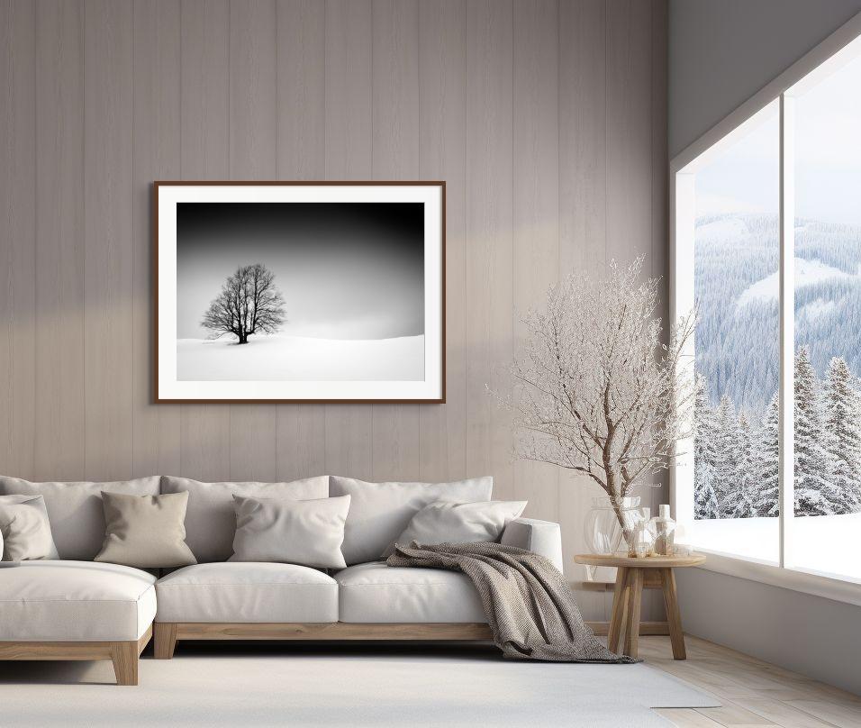 „Tree on Snowy Hillside“, signierter archivtauglicher Pigmentdruck – Photograph von Rick Bogacz
