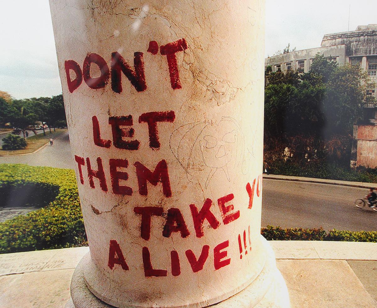 La Havane, Cuba Daily Life Photographie de graffitis « Don't Let Them Take You Alive » (Ne les laissez pas vous emporter)  en vente 4