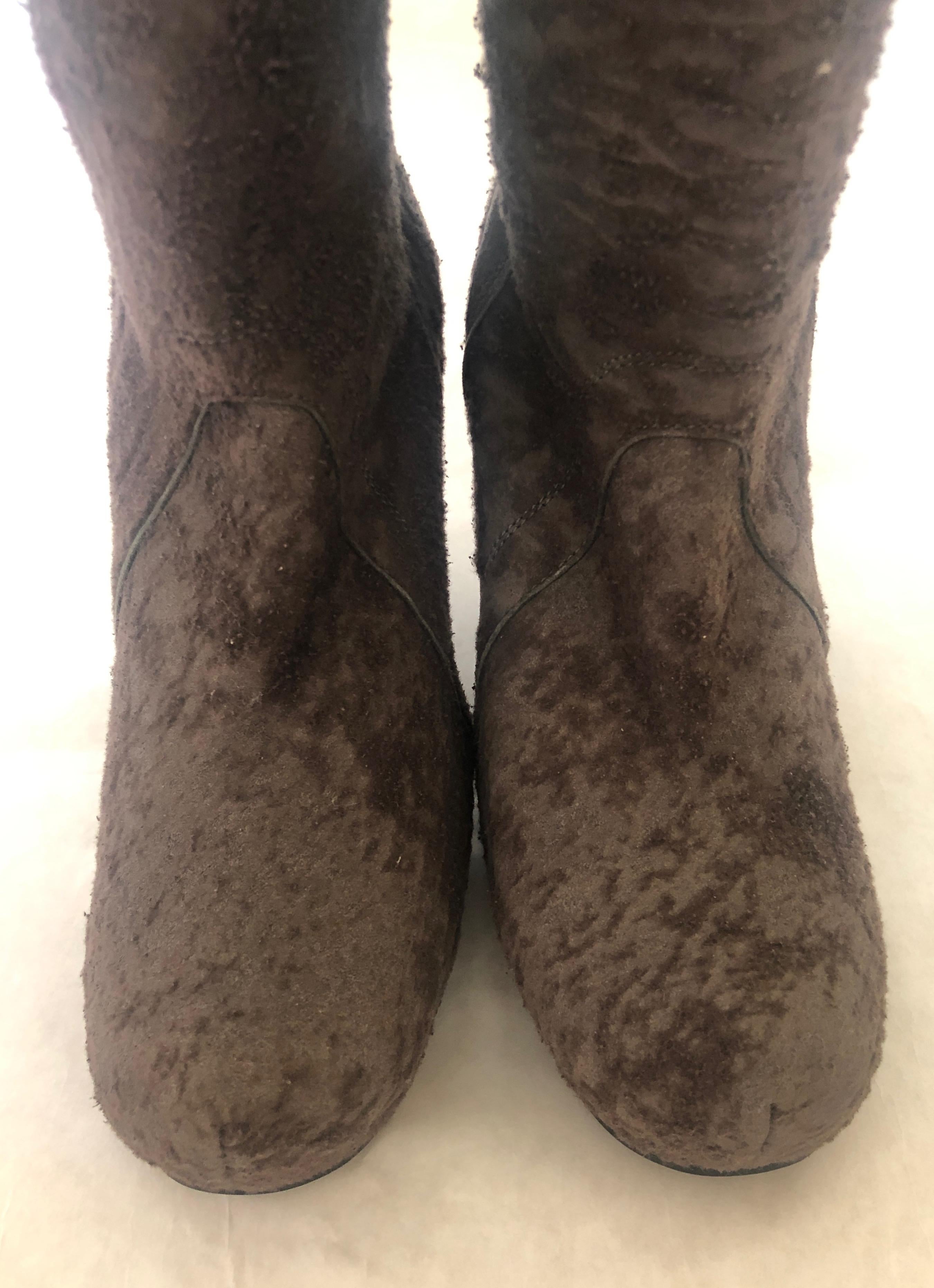 Rick Owen Light Brown Slouchy Textured Cowhide Ankle Wedge Platform Booties In Excellent Condition For Sale In Houston, TX