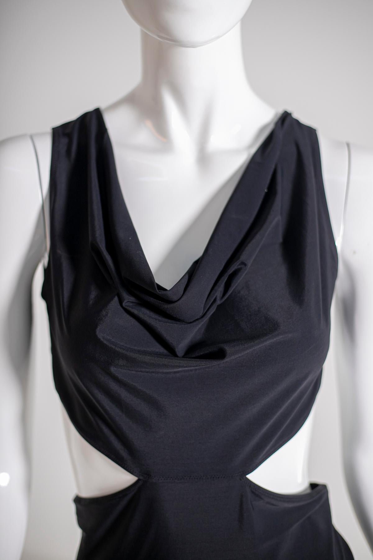 Einteiliger Badeanzug aus schwarzem Nylon, offener Rücken und weich auf der Brust, der raffinierte Stil von Rick Owens ist an seinem dunklen Charme zu erkennen.
Ideal für Frauen, die den dunklen Stil lieben.
Italienisch Größe 42/44
EUR Größe 38/40