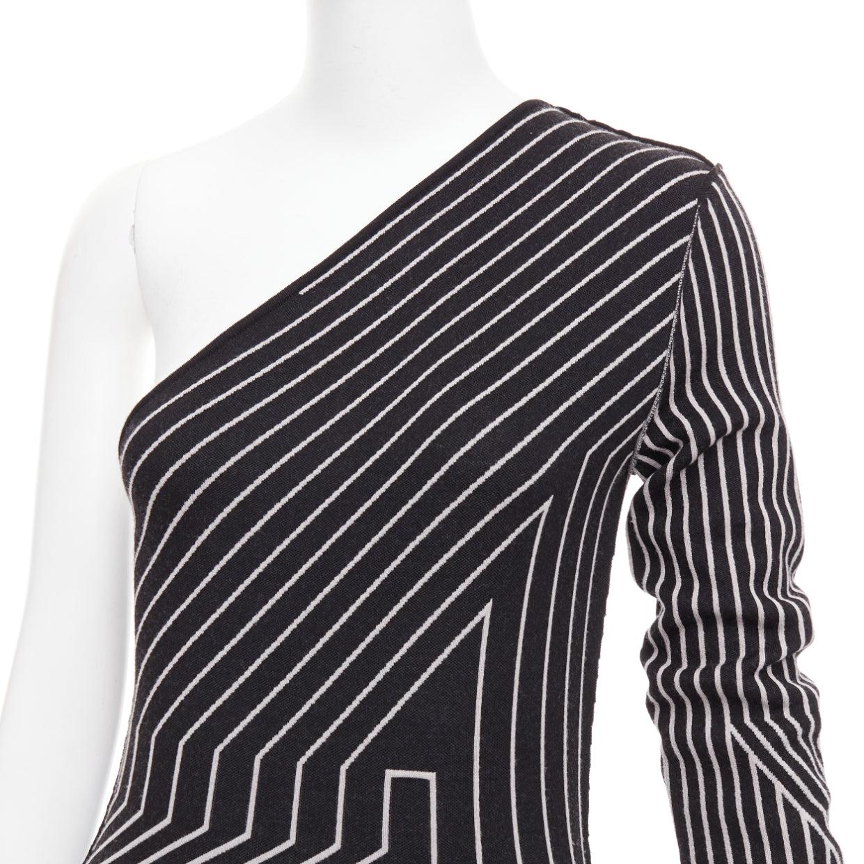 RICK OWENS 2020 Ziggy lignes graphiques géométriques robe fendue à une épaule XS Rosalia
Référence : TGAS/E00891
Marque : Rick Owens
Designer : Rick Owens
Collectional : Automne-Hiver 2020 - Un design similaire sur le podium
Vu sur :