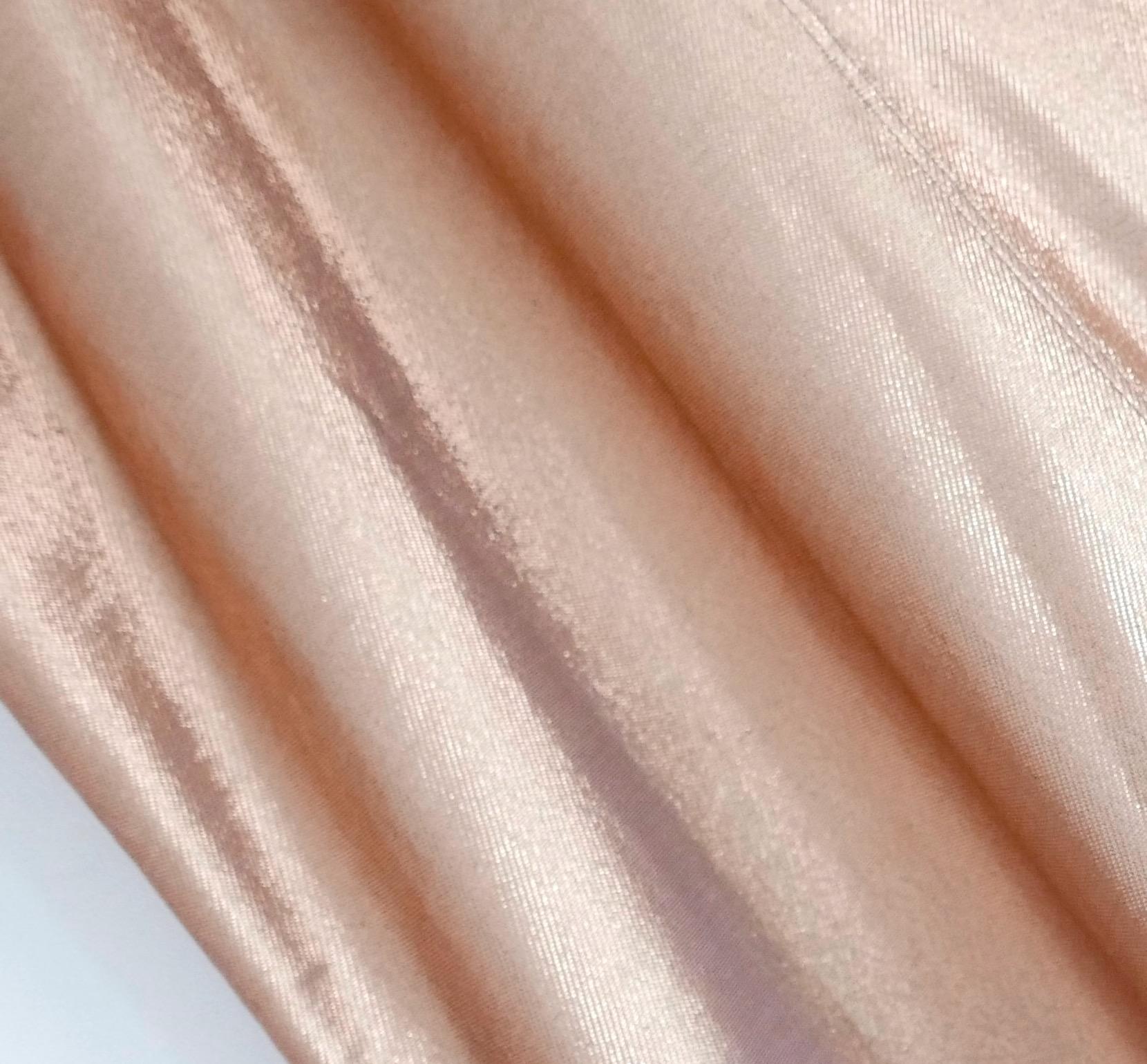 Absolument magnifique robe Maxi Audrey Lame d'archive Rick Owens de la collection Glitter Automne 2017 - non portée avec l'étiquette Net-A-Porter. Fabriqué à partir d'un mélange de viscose, de polyamide et de soie à la texture étincelante, Copper
