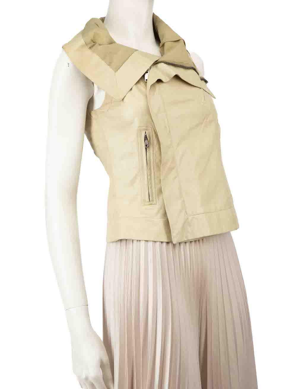CONDITION is Good. Minor wear to vest is evident. Light discolouration and scratches on the front, back and armhole area. Marks around the inside neck area and lining on this used Rick Owens designer resale item.
 
 
 
 Details
 
 
 Beige
 

