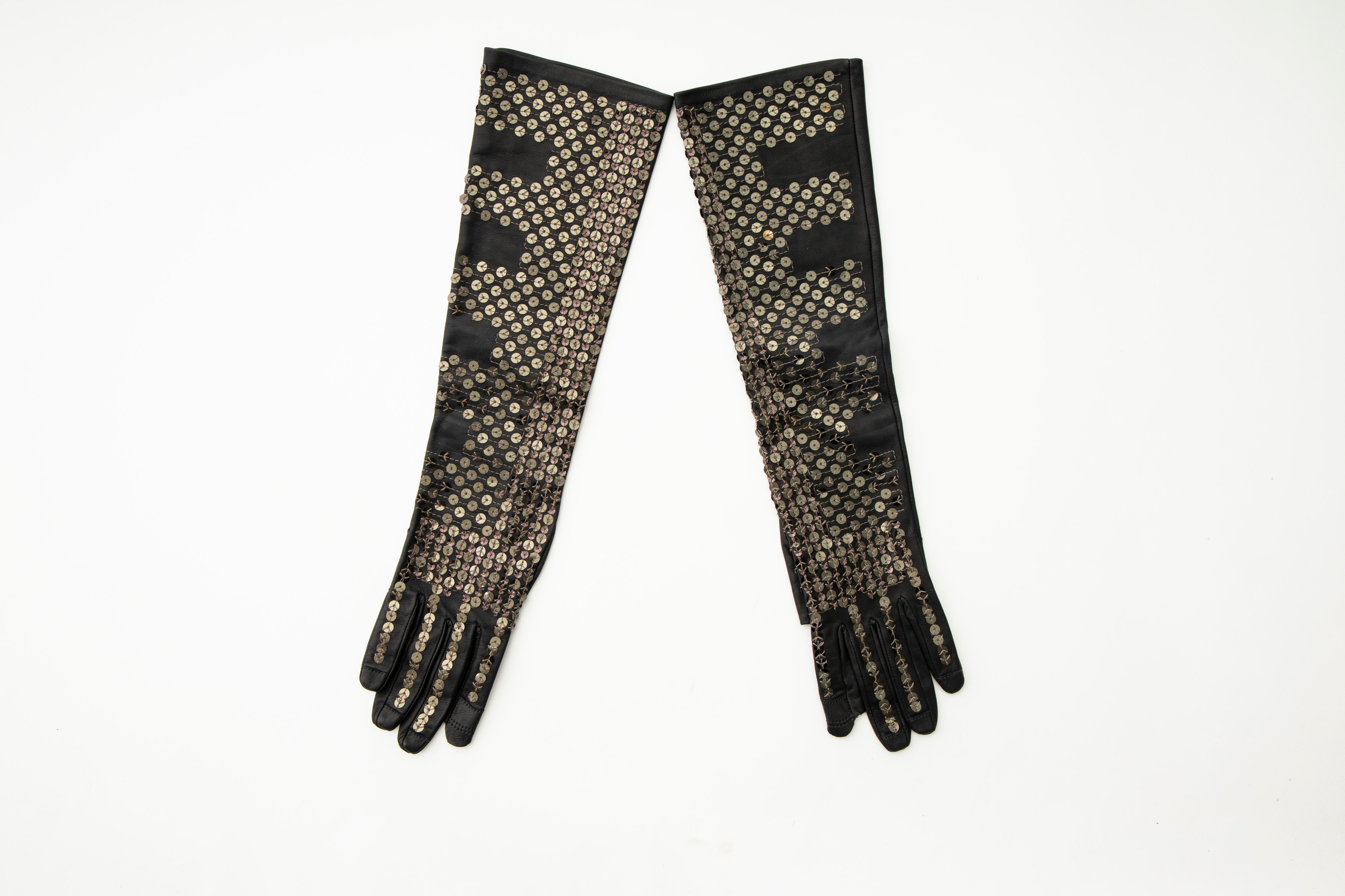 Rick Owens, Fall 2015 Runway black/dark dust leather gloves with fingerless thumb and index finger and stitched sequins embellishments throughout. 

Size: 7

Length: 17.5