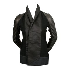 RICK OWENS chaqueta negra con mangas de piel y bajo asimétrico