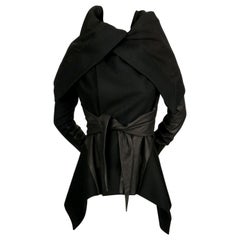 Giacca nera di Rick Owens con maniche in pelle e orlo asimmetrico