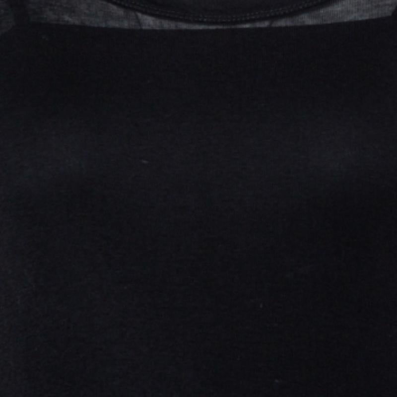 Rick Owens is known for its attention to detail and uncompromising quality. The tunic top in black is appealing with its minimal charm, round neckline, and long sleeves. Style the creation with a pair of jeans, a jacket, and chunky sneakers for a