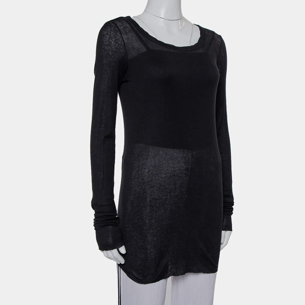 Rick Owens is known for its attention to detail and uncompromising quality. The tunic top in black is appealing with its minimal charm, round neckline, and long sleeves. Style the creation with a pair of jeans, a jacket, and chunky sneakers for a