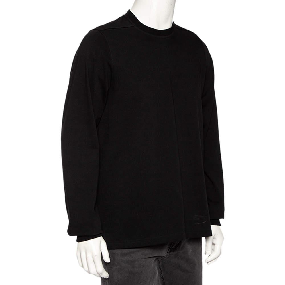 Whether you want to go out on casual outings with friends or just want to lounge around, Rick Owen's sweatshirt is a versatile piece and can be styled in many ways. It has been made in a black shade. This piece is finished off with long sleeves, a