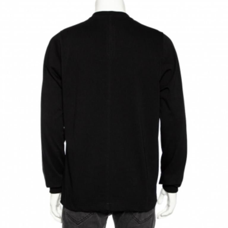 Sia che tu voglia fare un'uscita informale con gli amici, sia che tu voglia semplicemente rilassarti, la felpa di Rick Owens è un capo versatile e può essere abbinata in molti modi. È stato realizzato in una tonalità nera. Questo capo è rifinito con