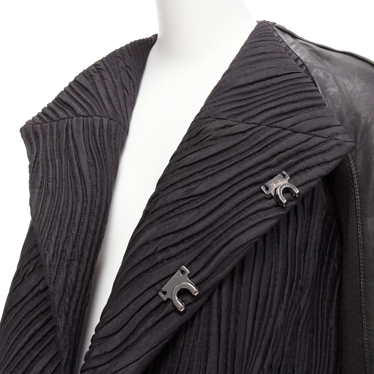 RICK OWENS black leather sleeves textured quilted silk wrap jacket IT40 S
Reference: SSLG/A00002
Brand: Rick Owens
Designer: Rick Owens
Material: Wool, Leather, Fabric
Color: Black
Pattern: Solid
Closure: Hook & Bar
Lining: Black Fabric
Extra