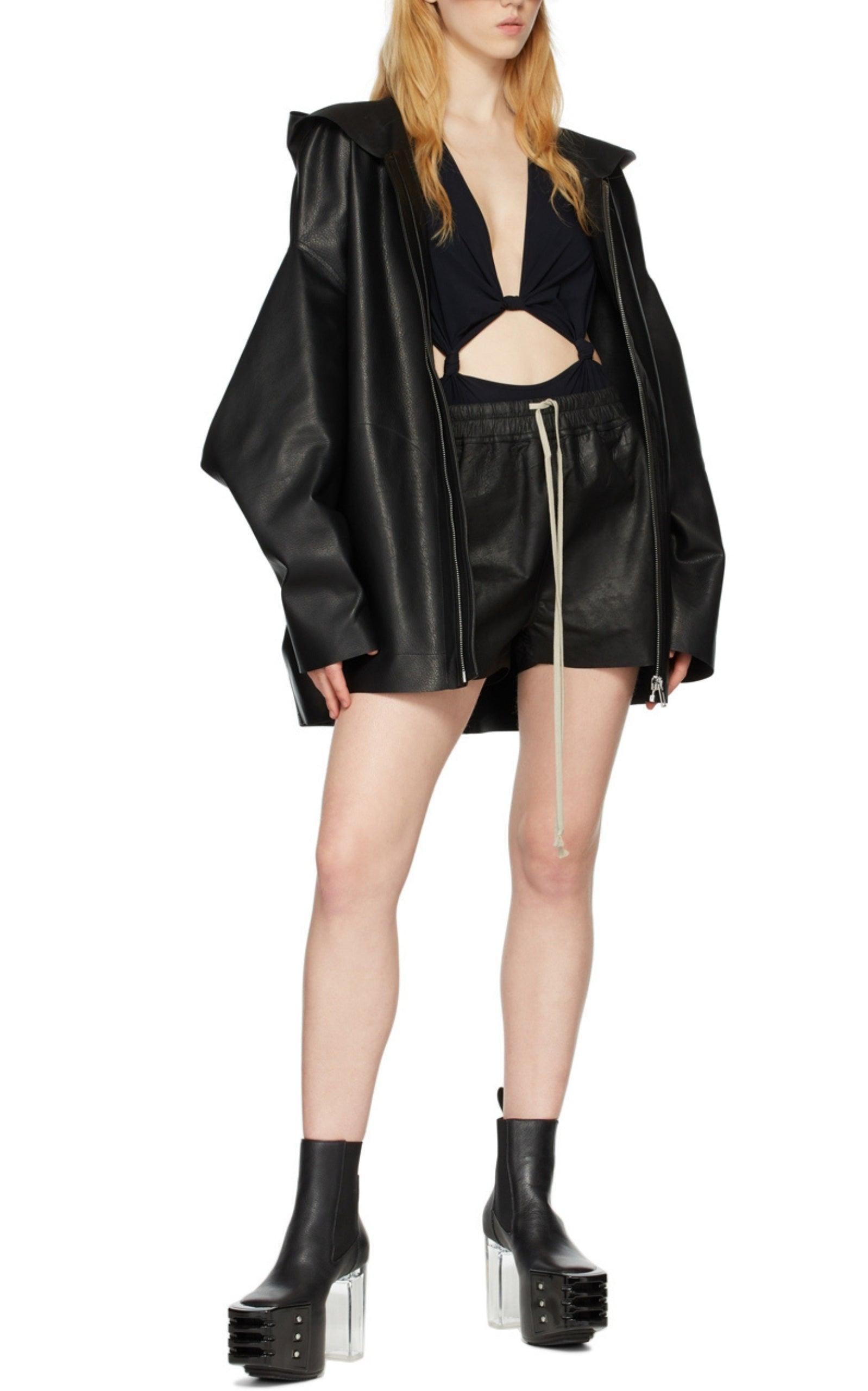 Questa giacca Peters ha una lunghezza a metà coscia e una vestibilità oversize. Presenta una zip frontale, maniche lunghe con spalle basse e giromanica sceso, due grandi tasche frontali quadrate con cuciture arrotondate e un cappuccio. Questa pelle