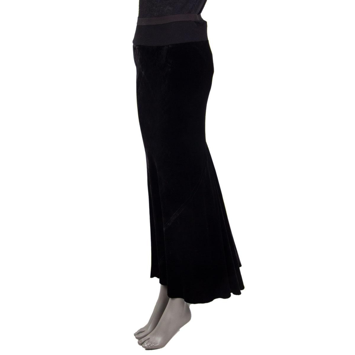 Rick Owens paneled maxi skirt in black velvet viscose (80%) and silk (20%) with ribbed waist band in black cotton (65%) and polyamide (35%). Paneled detail on the back. Has been worn and it is in excellent condition.

Tag Size 42
Size M
Waist 70cm