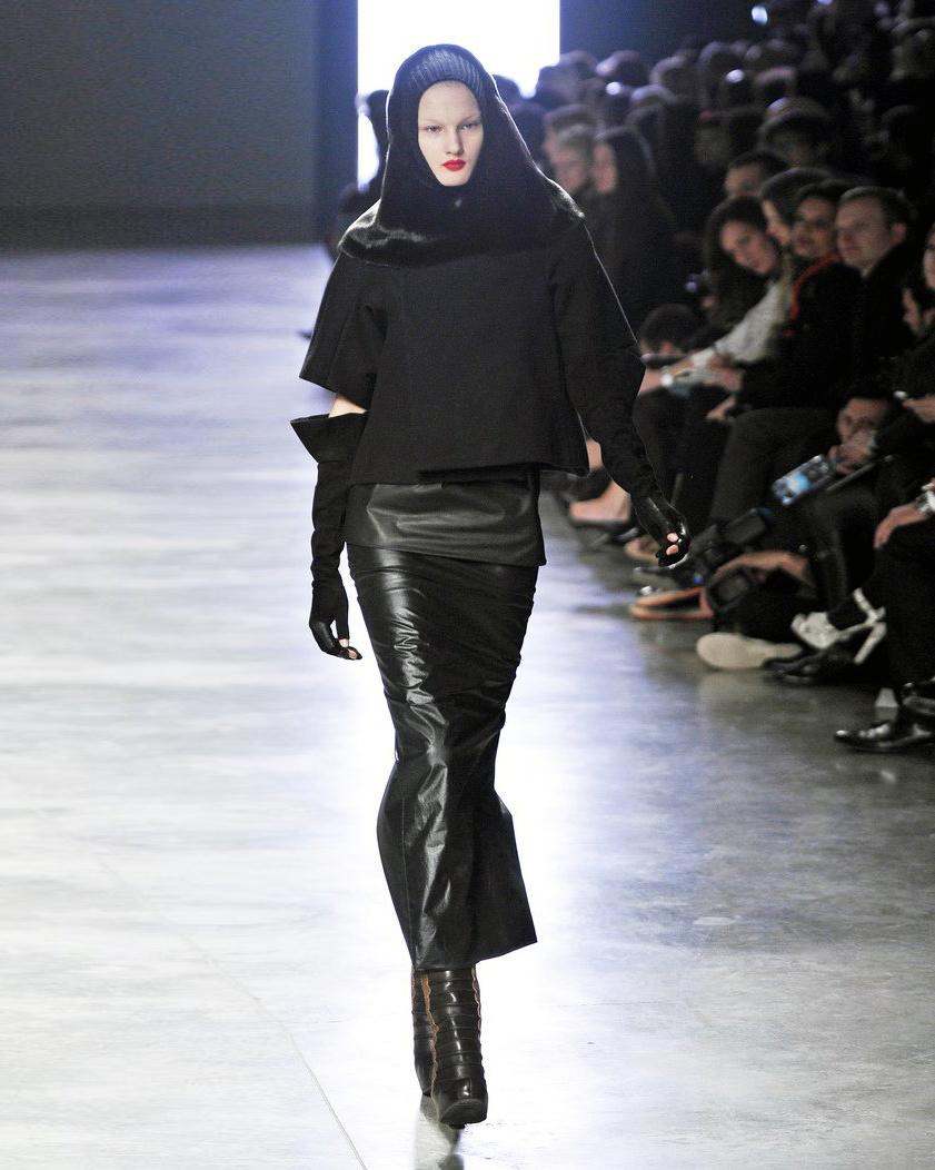 Noir Rick Owens - Veste croisée en laine noire et jupe perruque en maxi ciré, FW 2011 en vente
