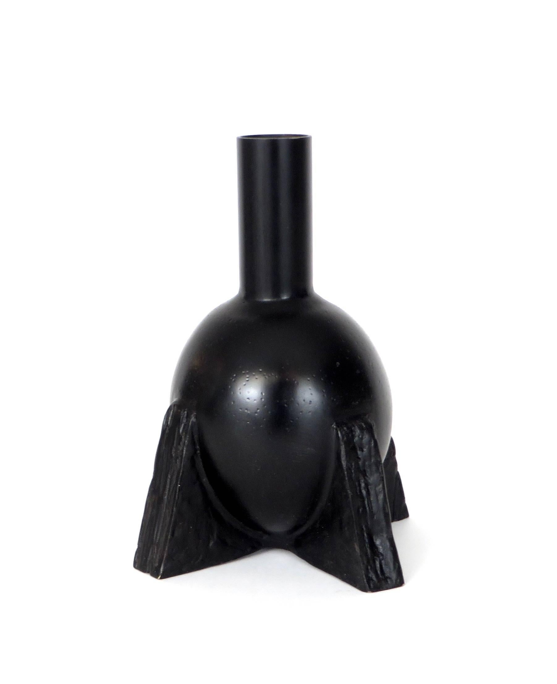 El ya icónico jarrón de bronce con cuello de pato de la colección de reliquias de bronce de Rick Owens.
Se muestra en pátina negra, pero hay otras pátinas disponibles por encargo. 
Cada bronce está firmado.
Puede utilizarse como jarrón u objeto