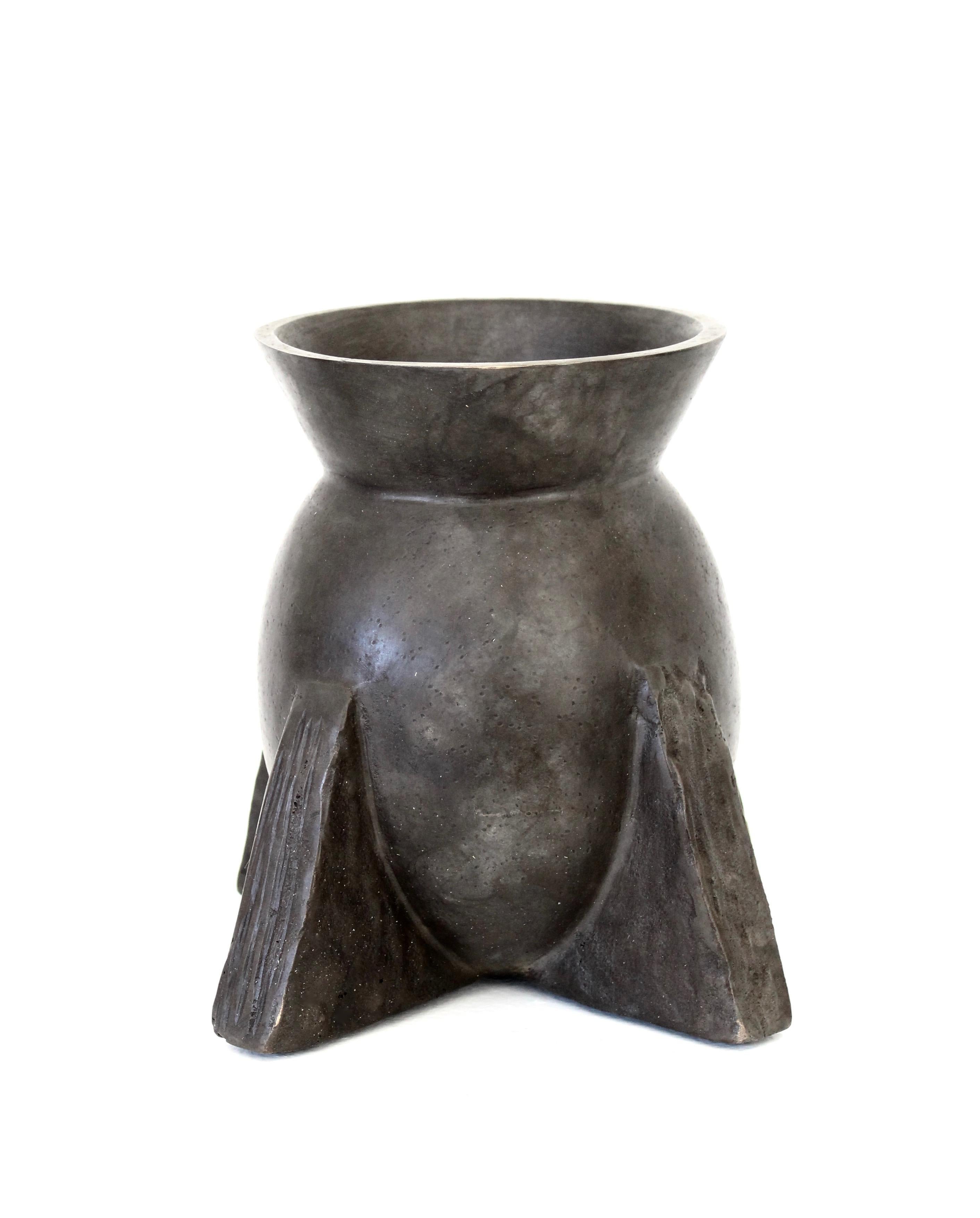 Die ikonische Evase-Vase aus Bronze aus der Rick-Owens-Bronzereliquien-Kollektion. 
Dies zeigt sich an der Nitratpatina. 
Jede Bronze wird in Frankreich handgefertigt und ist signiert. 
Kann als Vase oder skulpturales Objekt verwendet werden.