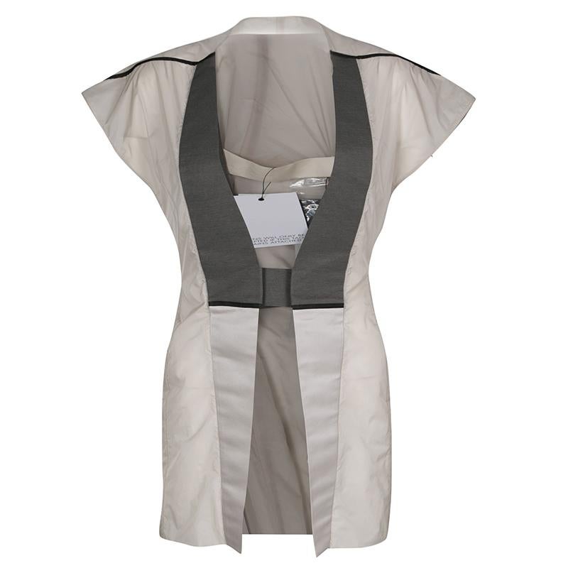 Layer your strapless tops with this Rick Owens vest. This carapace jacket is designed with a contrast of textures featuring peaked cap-sleeves. The placket flaunts a grosgrain texture at the upper portion and silk texture at the lower. There is a