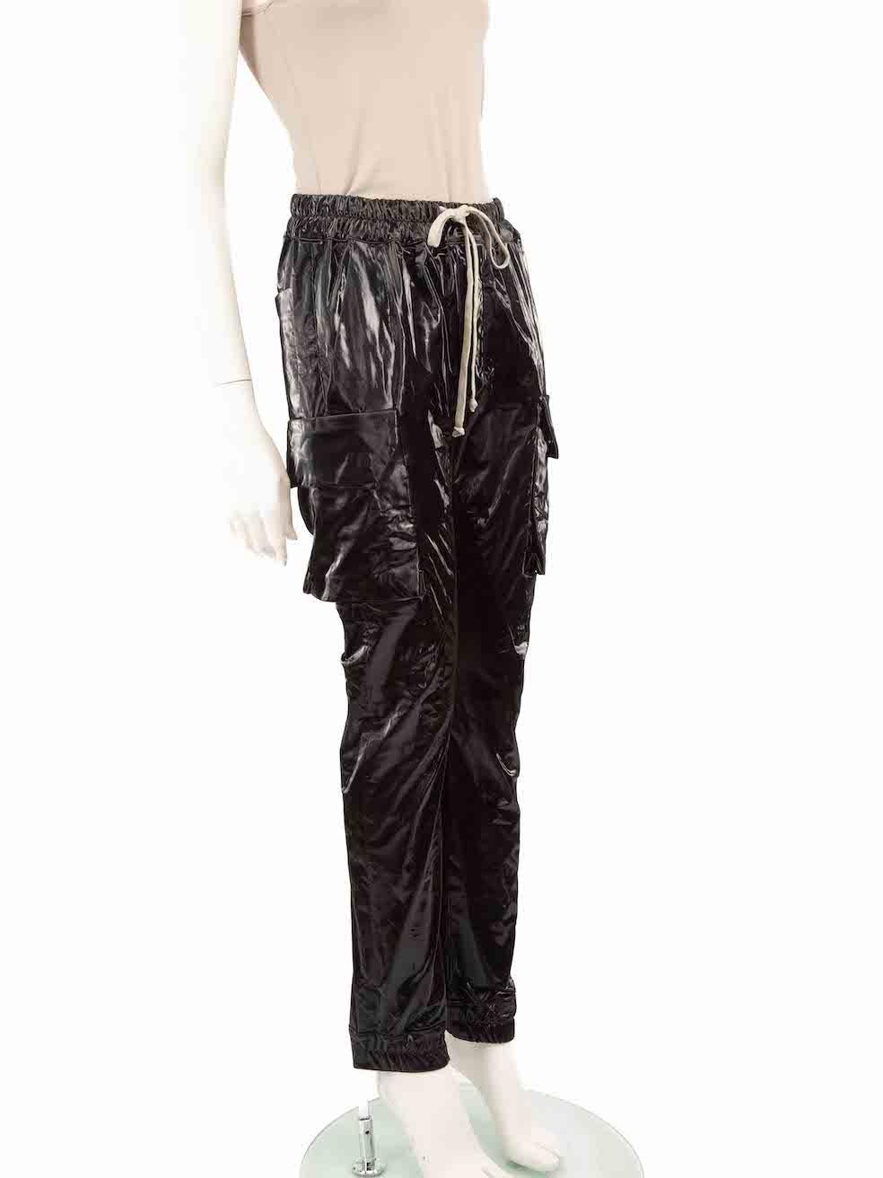 L'ÉTAT est très bon. Cet article de revente DRKSHDW d'occasion ne présente pratiquement aucune trace d'usure visible sur le jogging.
 
 Détails
 Noir
 Coton
 Joggers
 Taille et poignets élastiques
 Cordon de serrage et fermeture à bouton
 4x Poches
