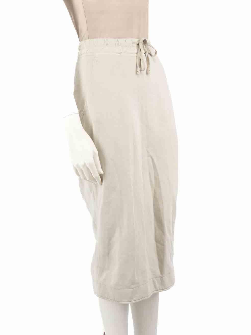 L'ÉTAT est très bon. L'usure de la jupe est minime. Une usure minime à l'arrière est observée avec des marques de décoloration sur cet article de revente de designer Rick Owens DRKSHDW d'occasion.
 
 
 
 Détails
 
 
 Gris
 
 Coton
 
 Jupe
 
 Midi
 
