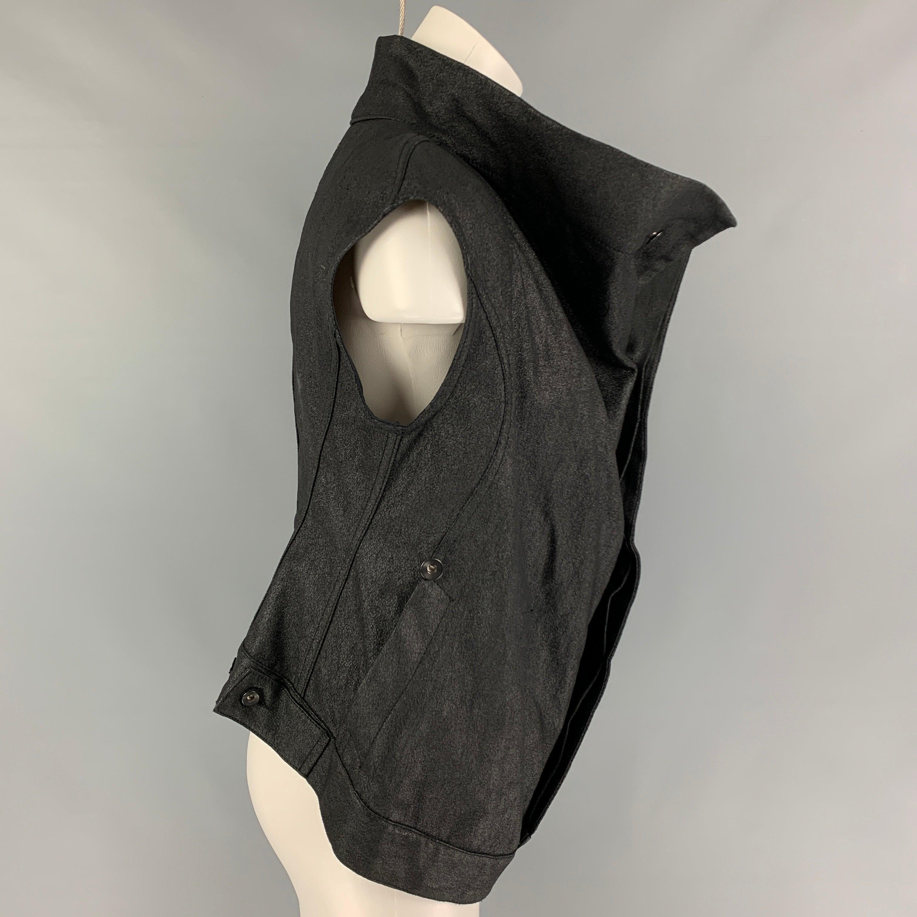 Le gilet 'DRKSHDW' de RICK OWENS est en coton enduit noir et présente un motif asymétrique, des poches fendues et une fermeture boutonnée. Fabriquées en Italie.
Excellent
Etat d'occasion. 

Marqué :   XS 

Mesures : 
 
Épaule : 17 pouces  Poitrine :