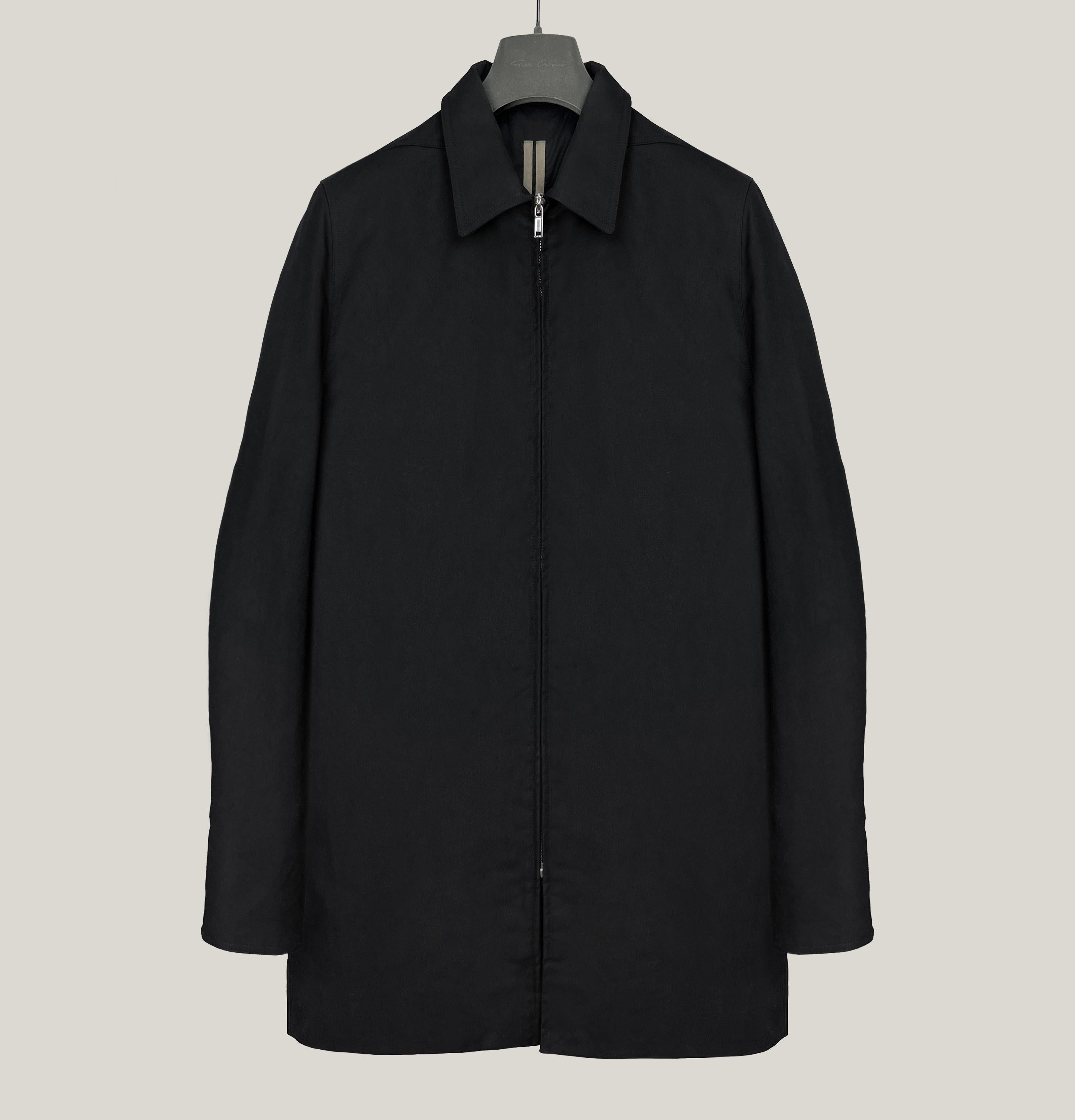 New with tags
Rick Owens DRKSHDW
waxed padded coat

 

size S (fit 48-52)
made in Italy
color: black
code: DU18F7772-NDK

two outer pockets
two inner pockets with zippers

 

fabric: 100% cotton
body and hood lining: 100% cotton
sleeves lining: 100%