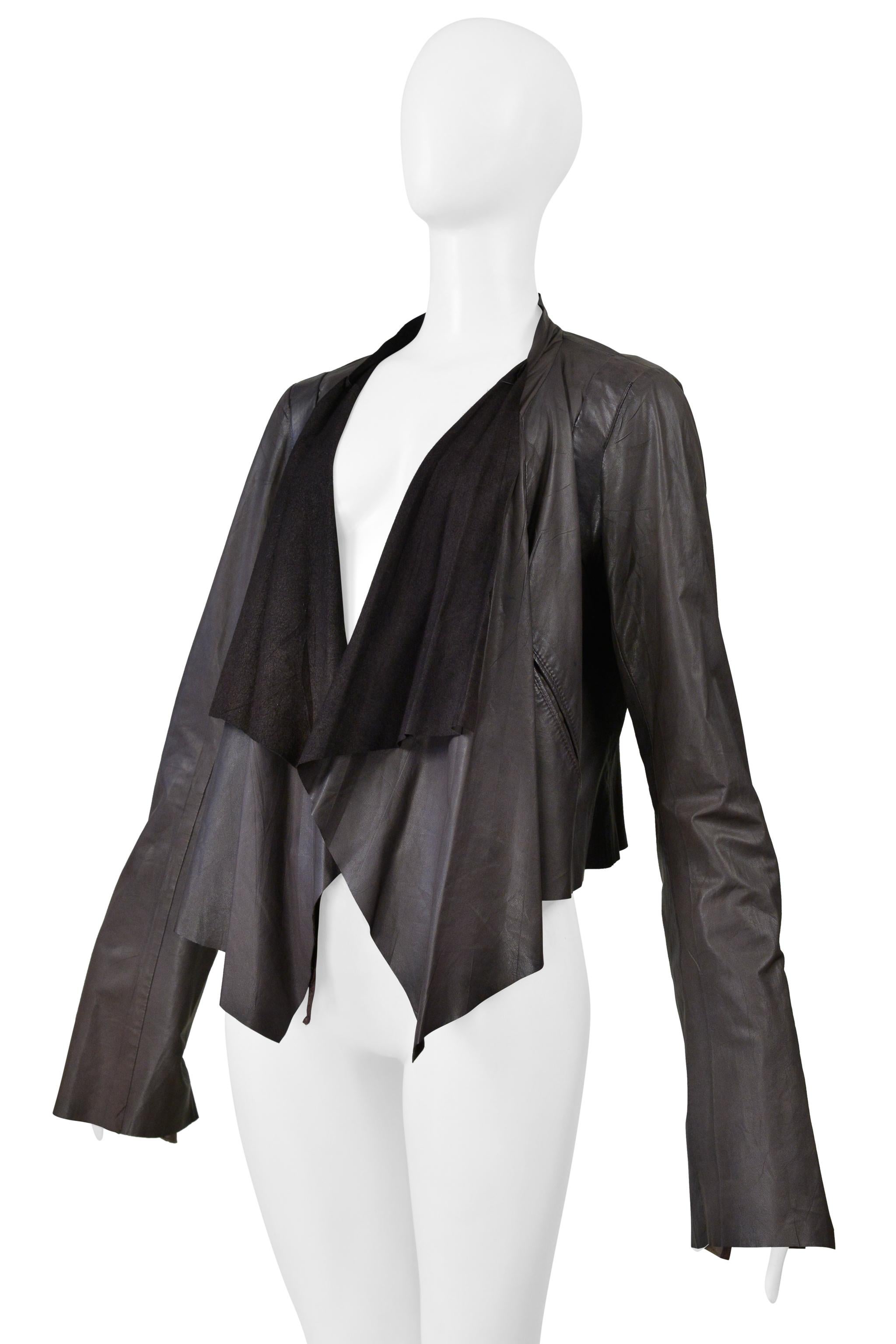 Resurrection Vintage se complace en ofrecer una chaqueta vintage de piel marrón de Rick Owens de la colección de 2004, con piel fina como el papel, lazos interiores, forro interior parcial, solapas y cuerpo drapeados, mangas extralargas con puños