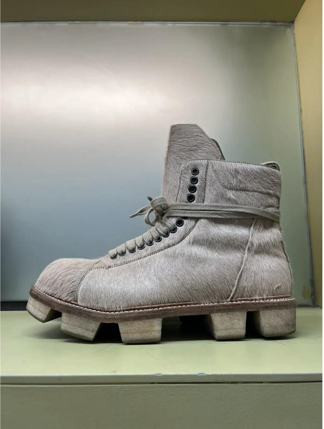 Rick Owens
FW13 Plinth Pony Hair Boots
Size US 11 / EU 44

Beautiful Rick Owens Plinth pony hair boots in a size US 11. In perfect condition without any flaws. Comes with the original box and jumbo tote bag. Absolutely stunning pieces, fit true to