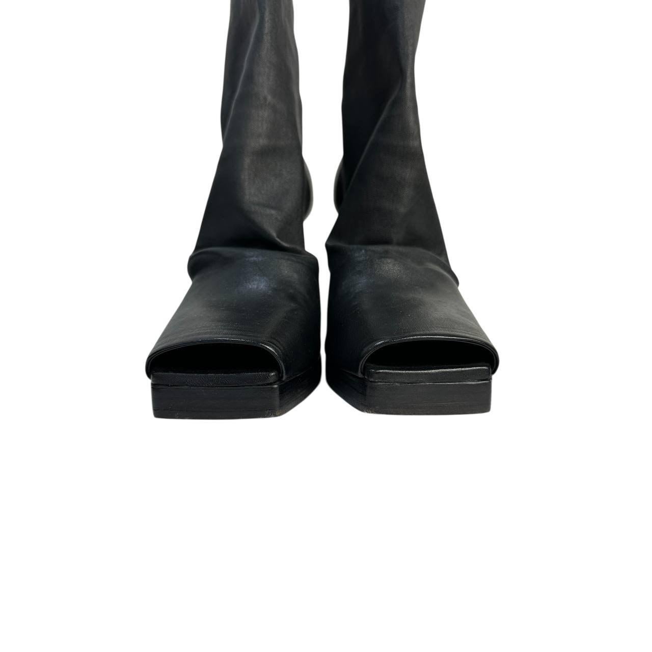 Esci con stile con questi stivaletti arricciati di Rick Owens! Questi stivali sono realizzati in Italia e sono caratterizzati da:



- Dimensione: 37

- Stile stivaletto

- Materiale in pelle elasticizzata per una vestibilità confortevole

-