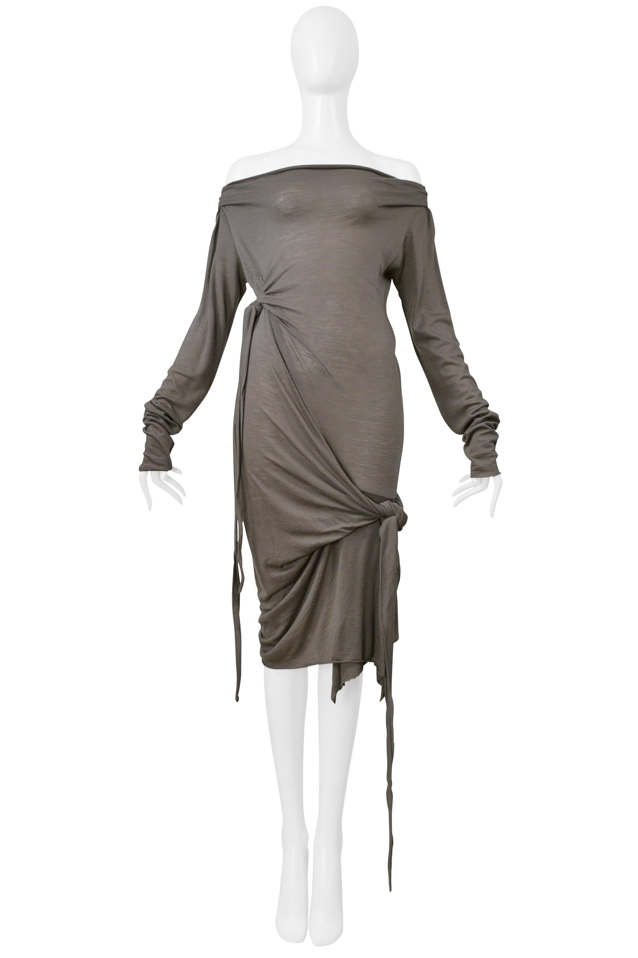 Resurrection Vintage è lieta di presentarti un abito vintage Rick Owens in maglia fine di colore grigio della collezione Dustulator, caratterizzato da una vestibilità facile da indossare, scollatura aperta, lacci da annodare sul davanti e sul retro,