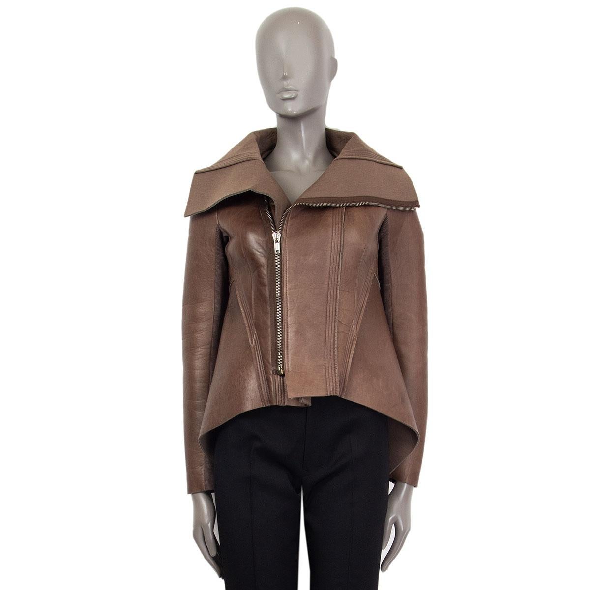 authentic Rick Owens Lilies high-low Naska biker jacket in taupe leather (100%). Closes with a zipper on the front. Unlined. Has been worn and is in excellent condition.

Tag Size
Missing Tag (S)
Size
S
Condition
Used
Shoulder Width
37cm