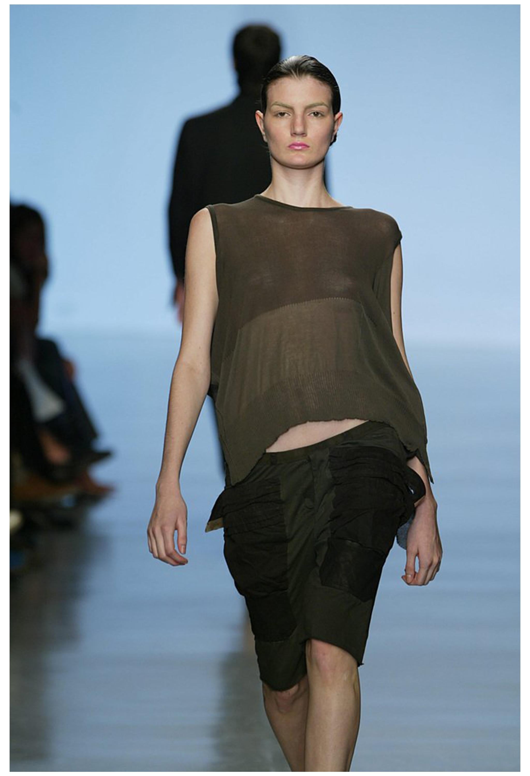 Resurrection Vintage se complace en ofrecer un top de punto vintage de Rick Owens de color blanco roto y pergamino de la colección Citroën, con un cuerpo fácil, sin mangas y de gran tamaño, inserciones tonales, detalles de punto de fantasía y
