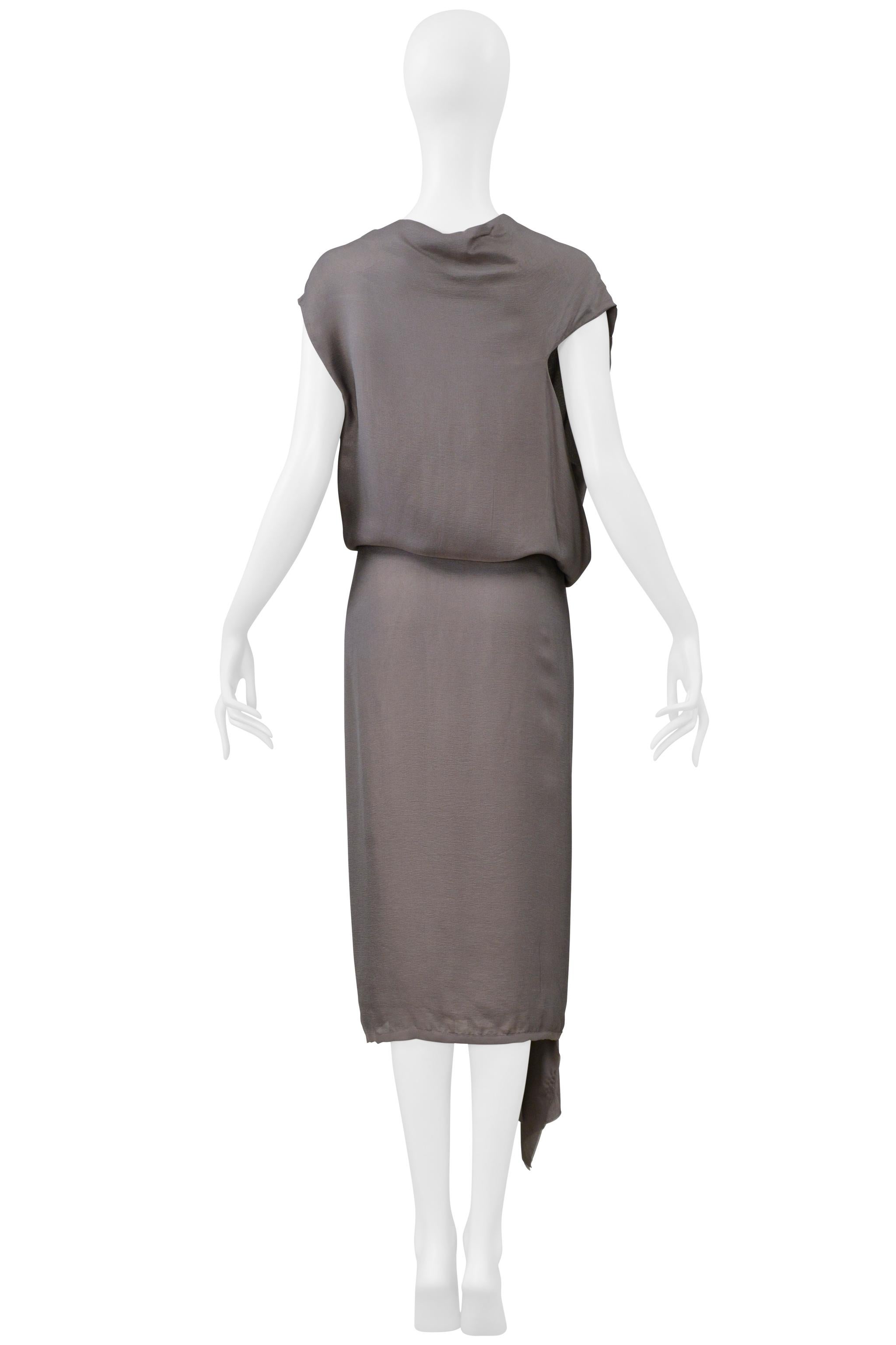 Resurrection Vintage a le plaisir de vous proposer une robe portefeuille vintage Rick Owens de couleur violet oignon, dotée d'un corps facile à porter avec des fermetures auto-agrippantes et des liens, d'un devant ouvert, d'un design drapé sans