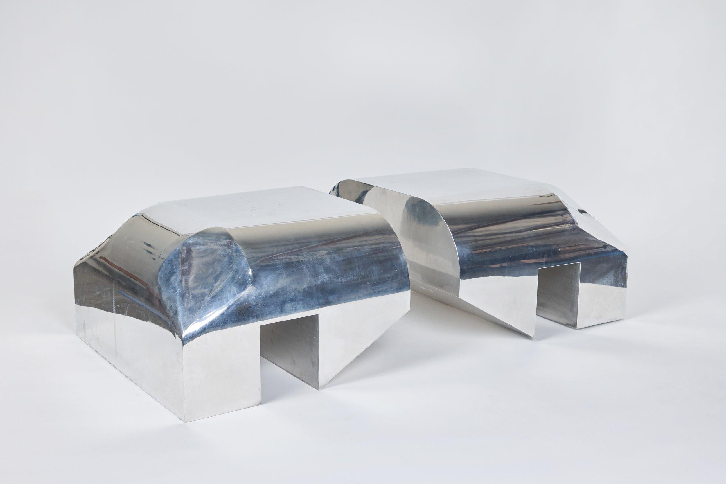  Paire de tables d'appoint en aluminium Prong par Rick Owens. Conçu en 2018.  En juillet 2005, Rick Owens a présenté une collection de meubles. Utilisant du contreplaqué brut, du marbre et des bois d'élan, la collection s'inspire de ses formes