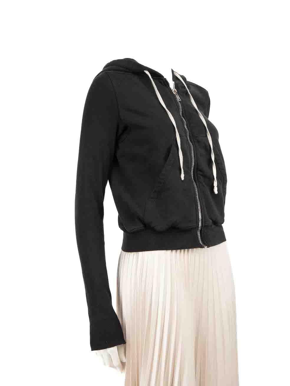 La condizione è buona. La giacca presenta una lieve usura. Ci sono piccoli segni sulle maniche e sul corpo di questo articolo usato di Rick Owens DRKSHDW.
 

 

 

 Dettagli
 

 

 Nero
 

 Cotone
 

 Giacca da ginnastica
 

 Cappuccio con coulisse
