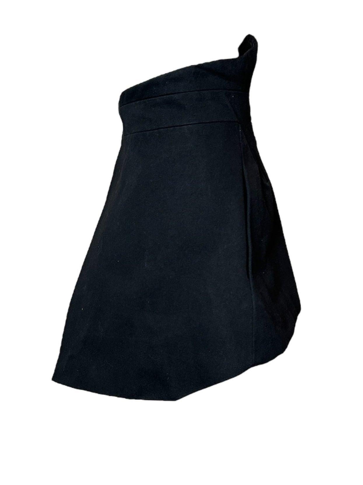 Aus der Frühjahr/Sommer-Kollektion 2010 von Rick Owens stammt dieser strukturierte, kummerbundähnliche Mikro-Rock mit offenem Rücken. Rick Owens ist bekannt für die großartige Konstruktion von Kleidung auf Körpern... zwischen texturierten