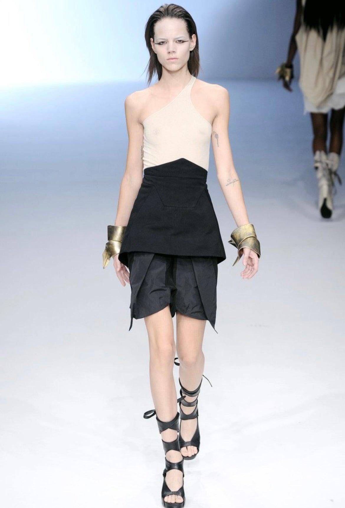 Rick Owens S/S 10 Struktureller Cumberbund-Rock, 2010 im Zustand „Hervorragend“ im Angebot in Los Angeles, CA