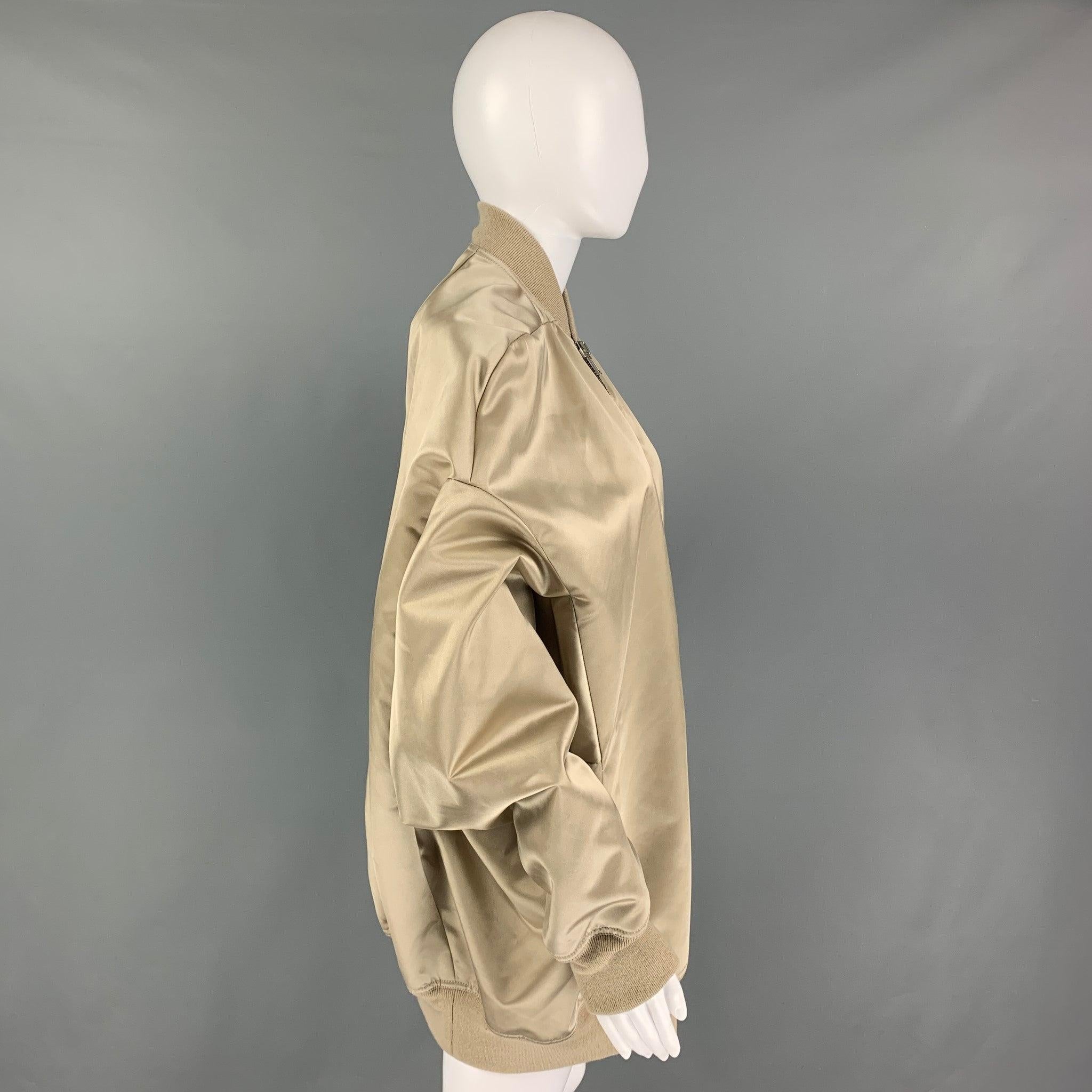 RICK OWENS 'Natural Jumbo Peter Flight' jack comes in a sage shiny polyamide featuring a oversized fit, ribbed hem, dropped shoulders, slit pockets, and a full zip up closure. Made in Italy.
Very Good
Pre-Owned Condition. 

Marked:   40 IT / 8 GB /