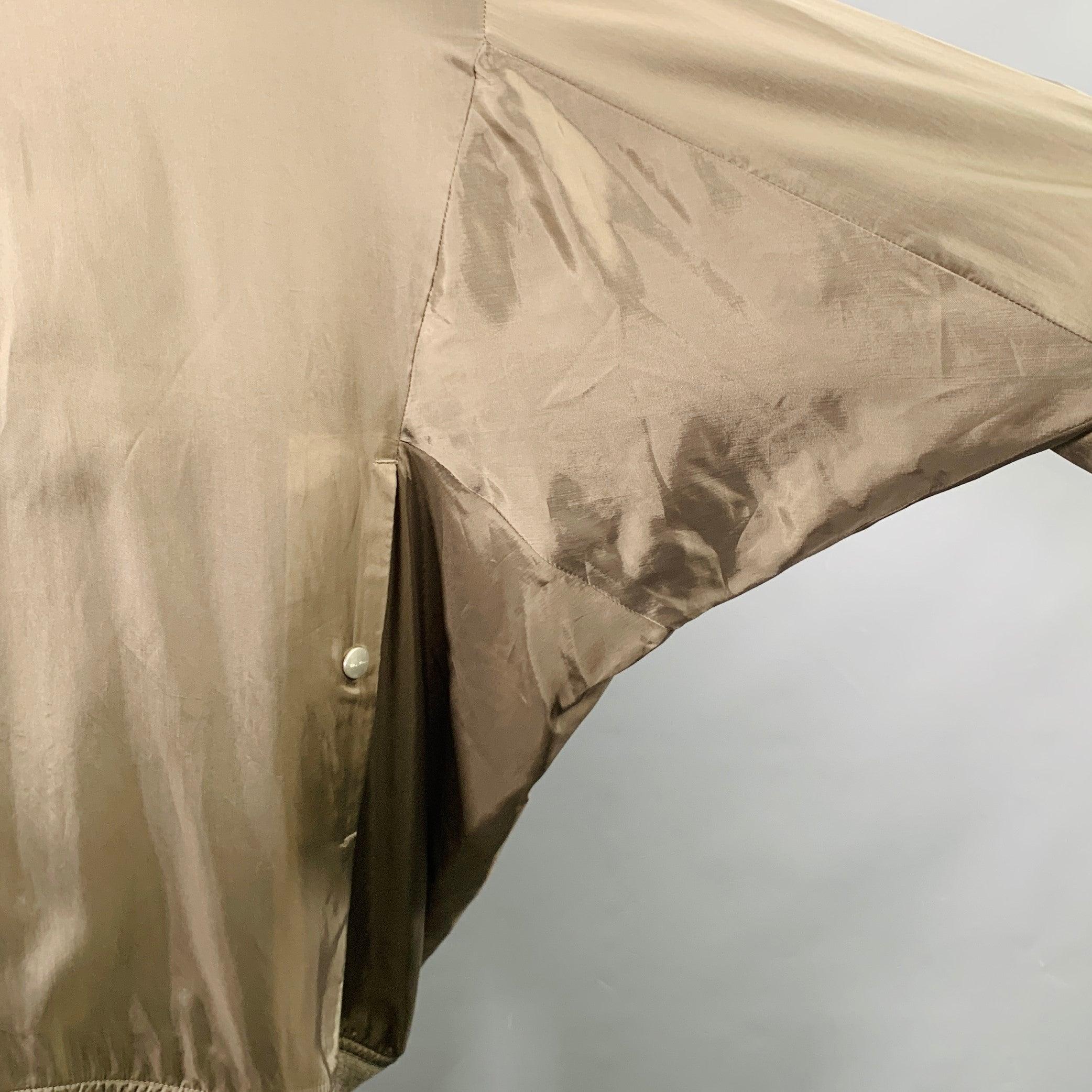 RICK OWENS Jacke
in khakifarbenem Cupro, mit übergroßer Bomberjacke, Druckknopftaschen und Reißverschluss. Made in Italy. sehr guter gebrauchter Zustand. Kleines Zeichen. 

Markiert:   IT 54 

Abmessungen: 
 
Schulter: 27 Zoll Brust: 66 Zoll Ärmel: