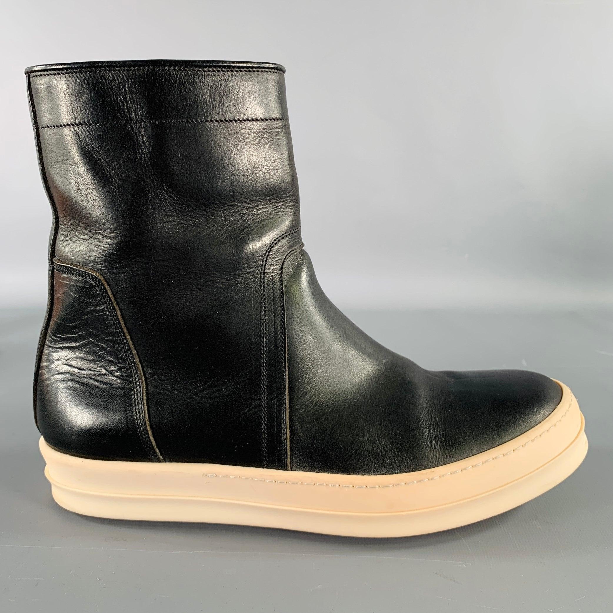 Baskets RICK OWENS
en cuir noir et blanc, avec un style haut, une semelle épaisse en caoutchouc et une fermeture à glissière sur le côté. Fabriqué en Italie. Très bon état. Plis modérés, décoloration mineure des semelles. En l'état. 

Marqué :  