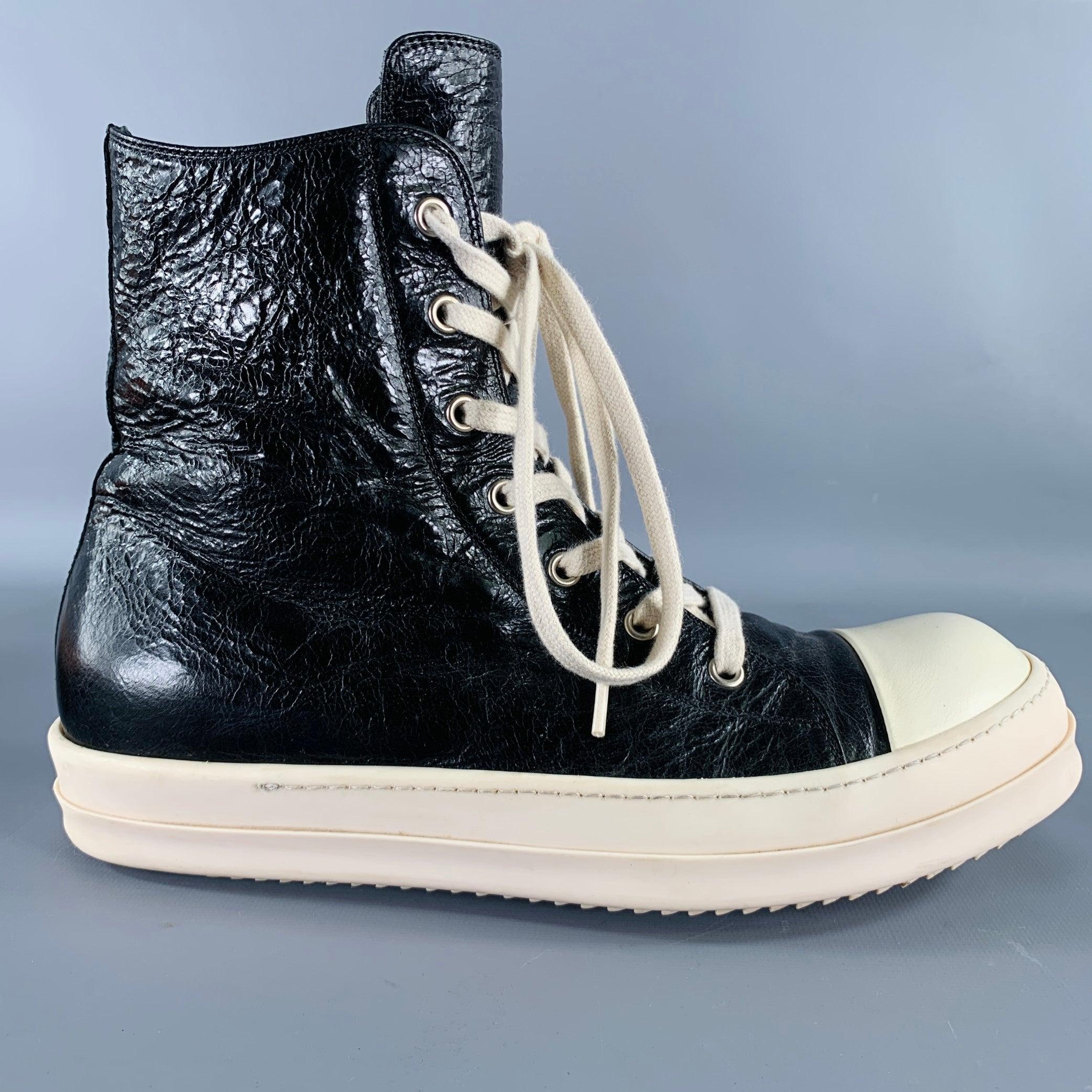 Baskets RICK OWENS
en cuir noir et blanc, avec un style haut, une semelle épaisse en caoutchouc et une fermeture à glissière sur le côté. Fabriqué en Italie. Très bon état. Plis, marques modérées. En l'état. 

Marqué :   E17 1572 42 

Mesures : 
 