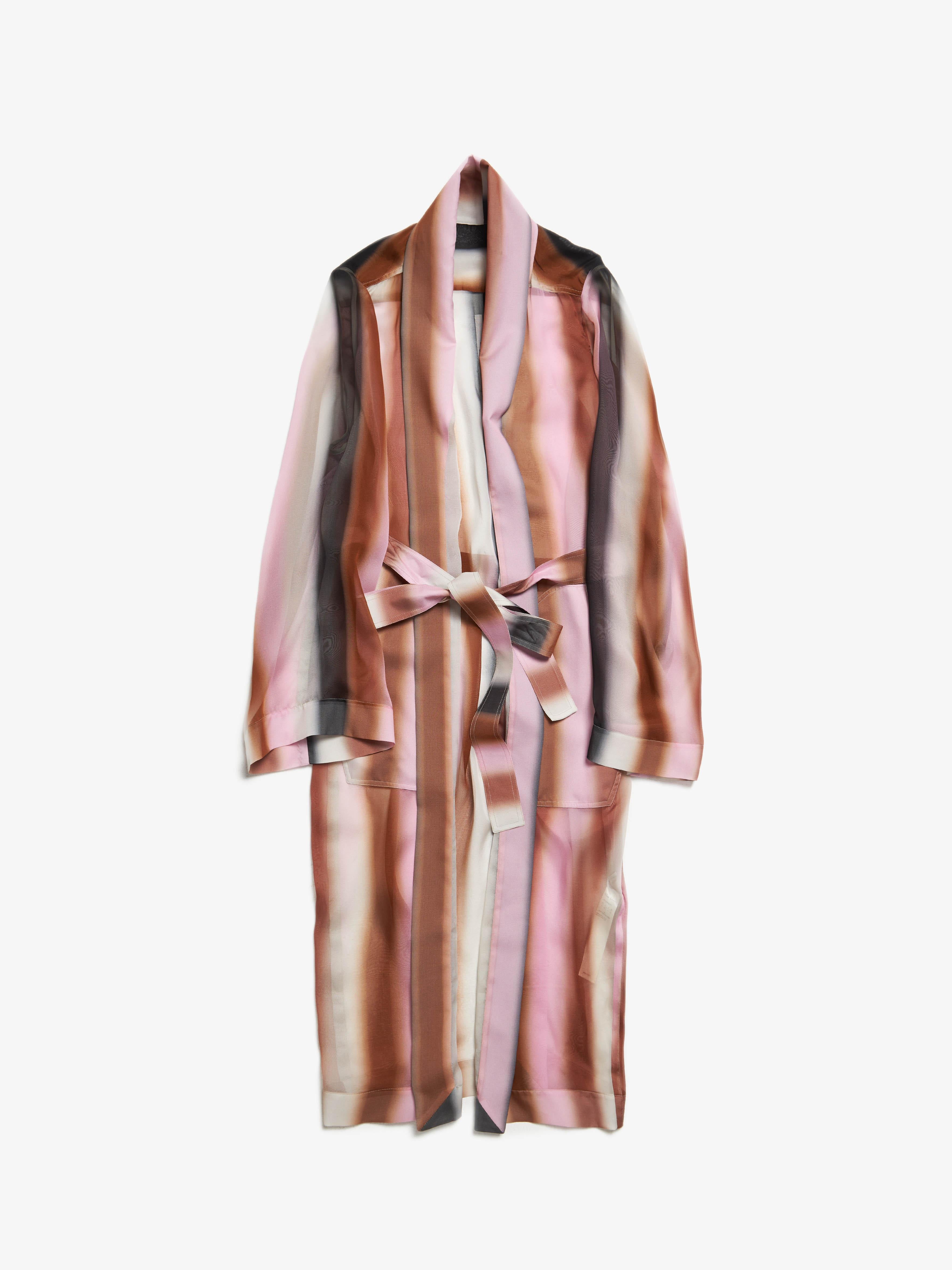 Rick Owens  SS21 Phlegethon Hued Degrade Printed Silk Robe
Size marked: 40
Condition: Gently used
Material: 100% Silk
Measurements: Shoulder to shoulder (cm) 45/ pit to pit (cm) 60/ Length (cm) 129/ sleeve (cm) 63
(134574)