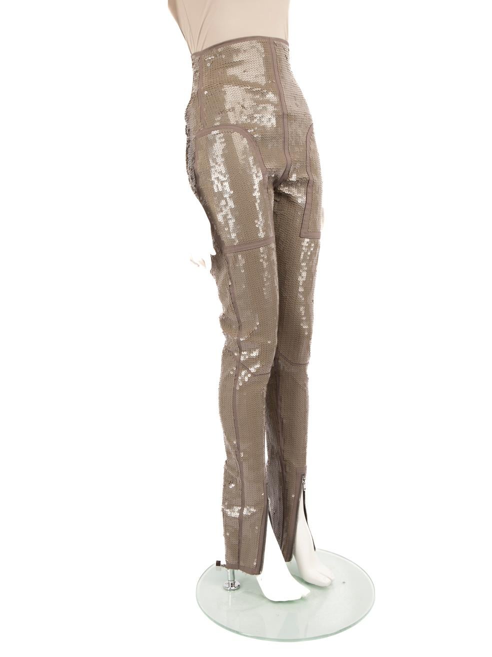El ESTADO es Muy bueno. Apenas se aprecia desgaste en los pantalones de este artículo usado de reventa del diseñador Rick Owens.



Detalles


SS23

Caqui

Algodón

Pantalones

Con lentejuelas

Corte ajustado

Media caña

Cierre trasero de